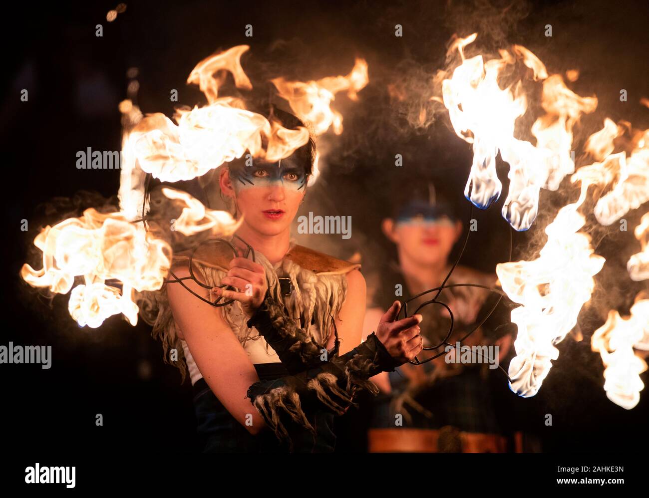 Le Celtic Fire Theatre company PyroCeltica mener la procession aux flambeaux annuelle comme il fait son chemin le long du Royal Mile d'Édimbourg vers Holyrood Park pour le début de l'Edinburgh Hogmanay célébrations. Banque D'Images