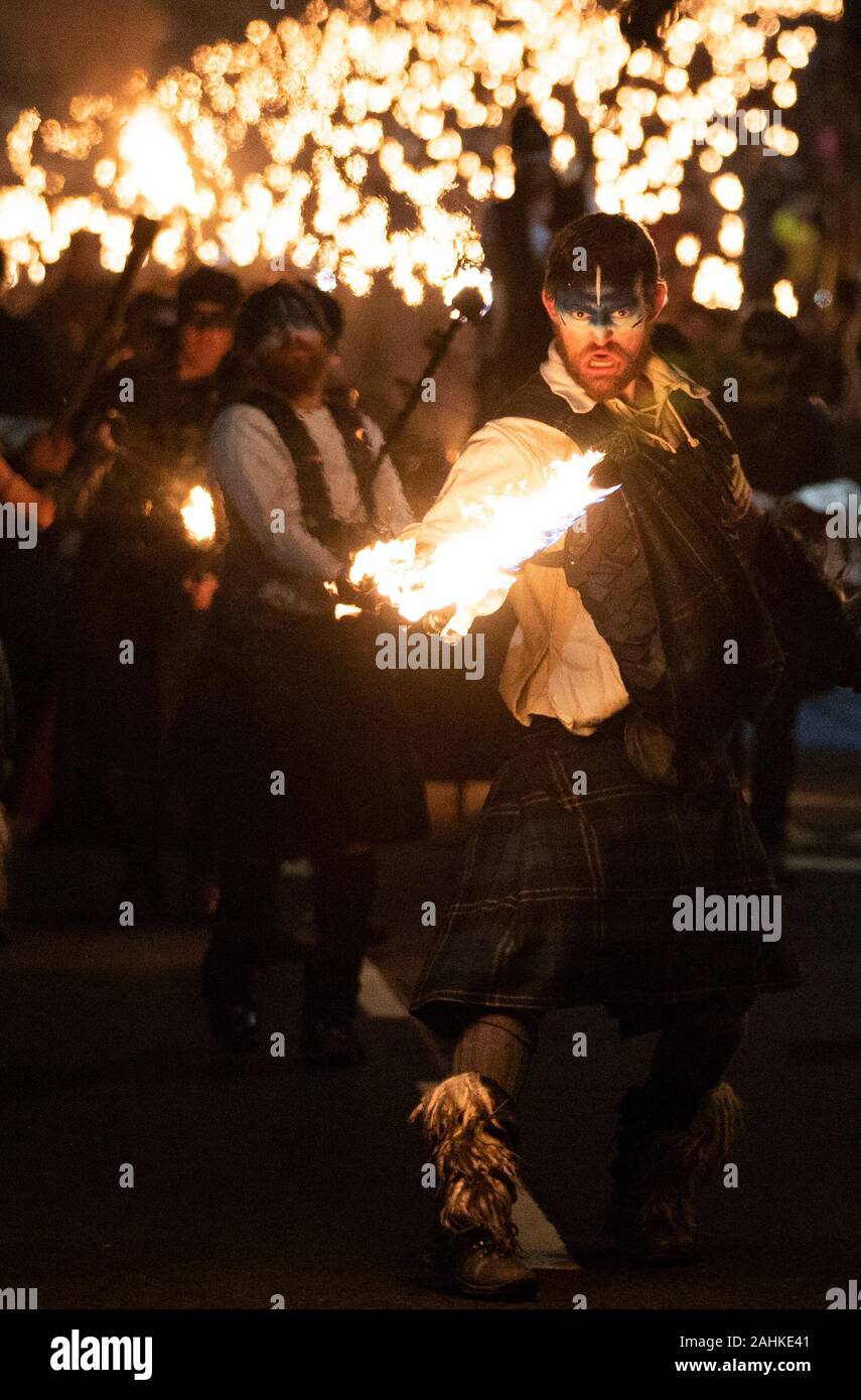 Le Celtic Fire Theatre company PyroCeltica mener la procession aux flambeaux annuelle comme il fait son chemin le long du Royal Mile d'Édimbourg vers Holyrood Park pour le début de l'Edinburgh Hogmanay célébrations. Banque D'Images