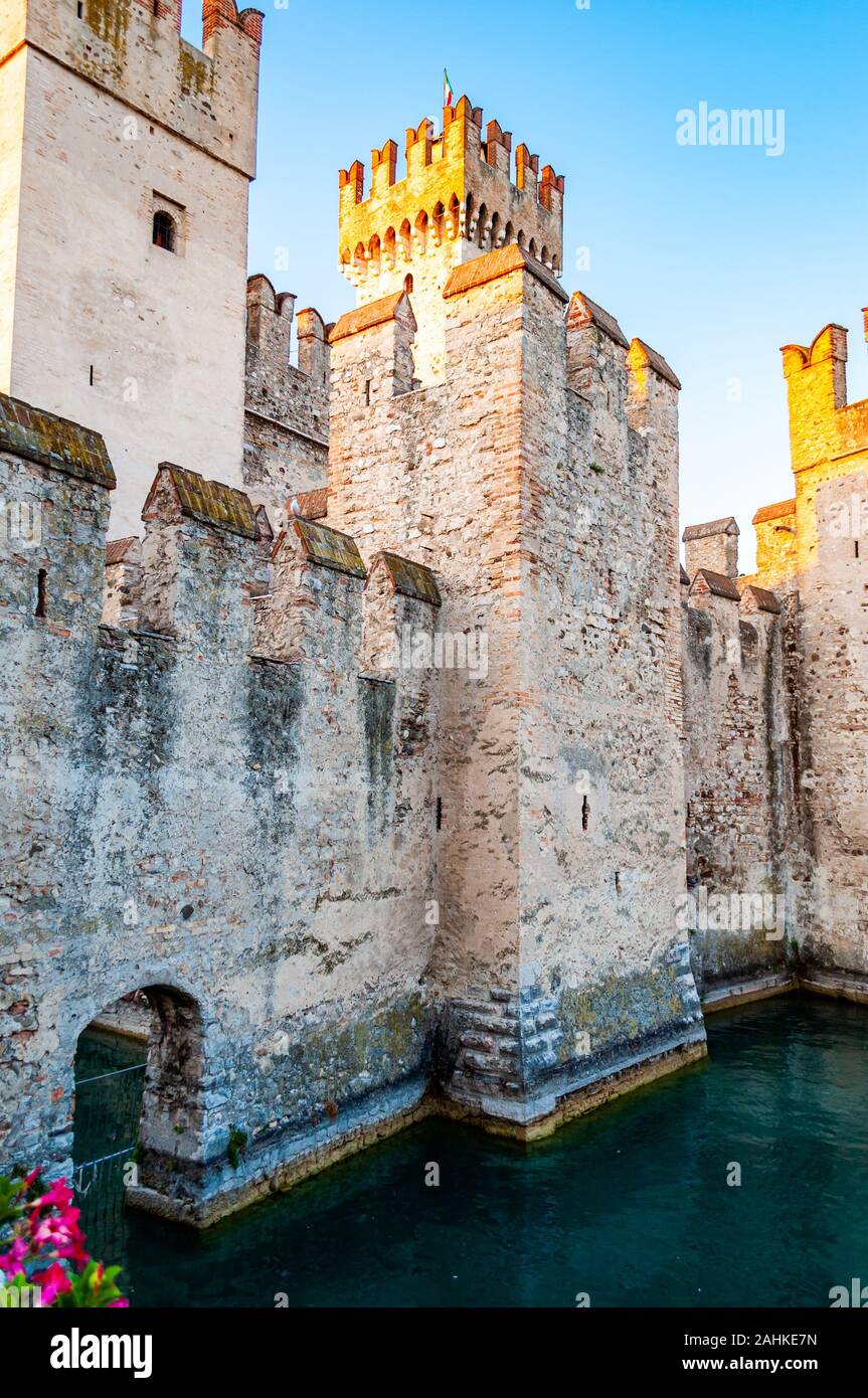 Milan, Lombardie, Italie - le 12 septembre 2019 : murs de la forteresse du Château de Scaligero ou château de Sirmione entouré de canaux d'eau de la Garda l Banque D'Images