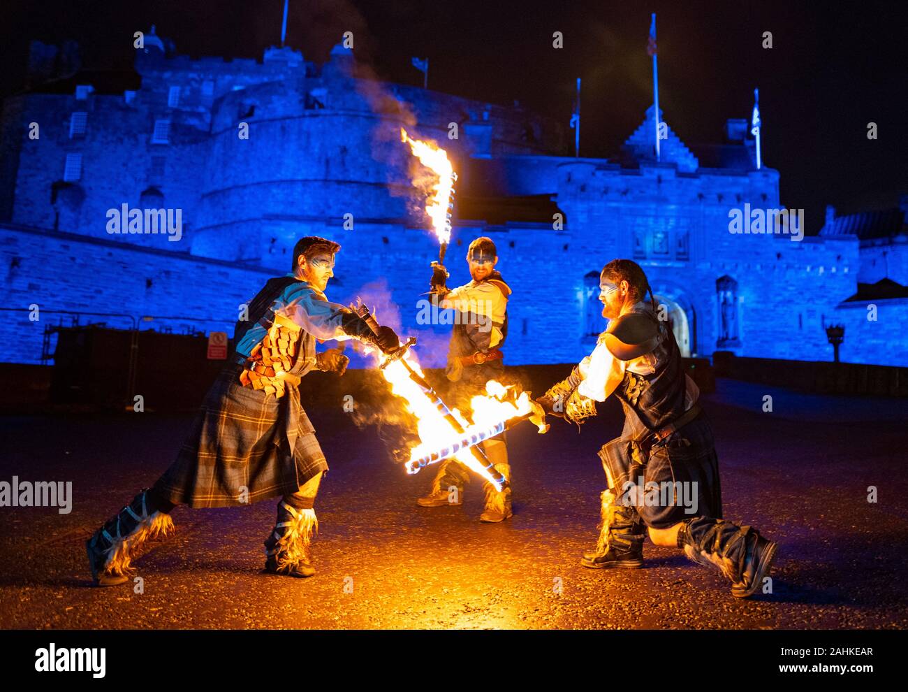 Edinburgh, Ecosse, Royaume-Uni. 30 Dec 2019. EdinburghÕs célèbre célébrations Hogmanay obtenez en cours avec la Procession aux flambeaux le long de l'historique Royal Mile dans EdinburghÕs Vieille Ville et se terminant à Holyrood Park. La procession était conduite par le Celtic Fire Theatre company, PyroCeltica et le signe avant-coureur de l'équipe du tambour. Sur la photo . Les artistes de Celtic Fire Theatre effectuer sur l'Esplanade du Château d'Édimbourg avant la procession. Iain Masterton/Alamy Live News Banque D'Images