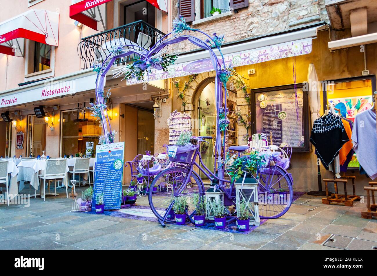 Milan, Lombardie, Italie - le 12 septembre 2019 : Violet purple cœur animé arc forme, location et décoration de banc à l'entrée de la sh lavande Banque D'Images