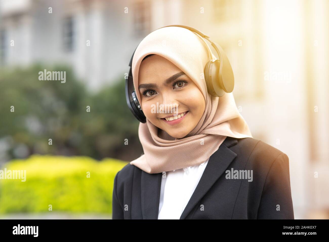 Hijab businesswoman porter casque avec concept d'entreprise. Banque D'Images