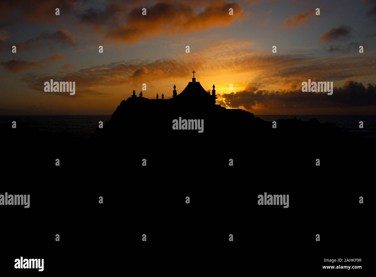 Chapelle avec silhouette de personnes au coucher du soleil. Contre-jour. Leça Da Palmeira, Porto, Portugal. Banque D'Images