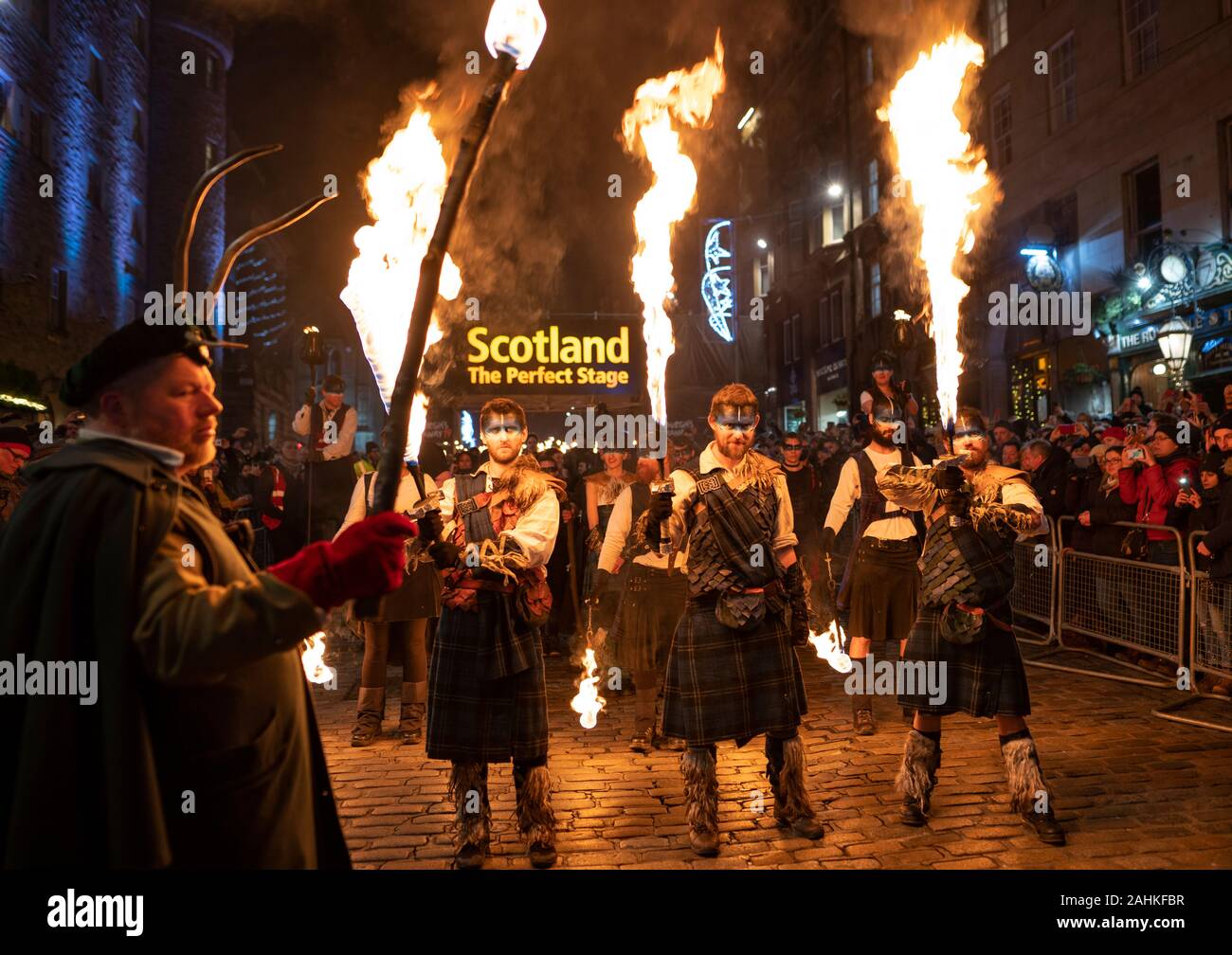 Edinburgh, Ecosse, Royaume-Uni. 30 Dec 2019. EdinburghÕs célèbre célébrations Hogmanay obtenez en cours avec la Procession aux flambeaux le long de l'historique Royal Mile dans EdinburghÕs Vieille Ville et se terminant à Holyrood Park. La procession était conduite par le Celtic Fire Theatre company, PyroCeltica et le signe avant-coureur de l'équipe du tambour. Iain Masterton/Alamy Live News Banque D'Images