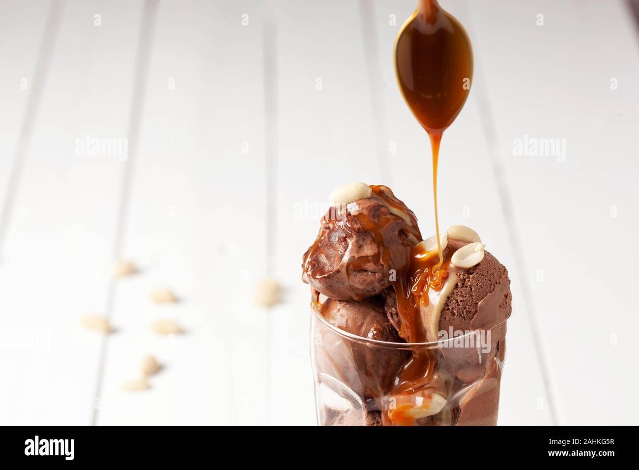 Chocolat Versé Dans Une Cuillère Sur Fond Blanc Banque D'Images et