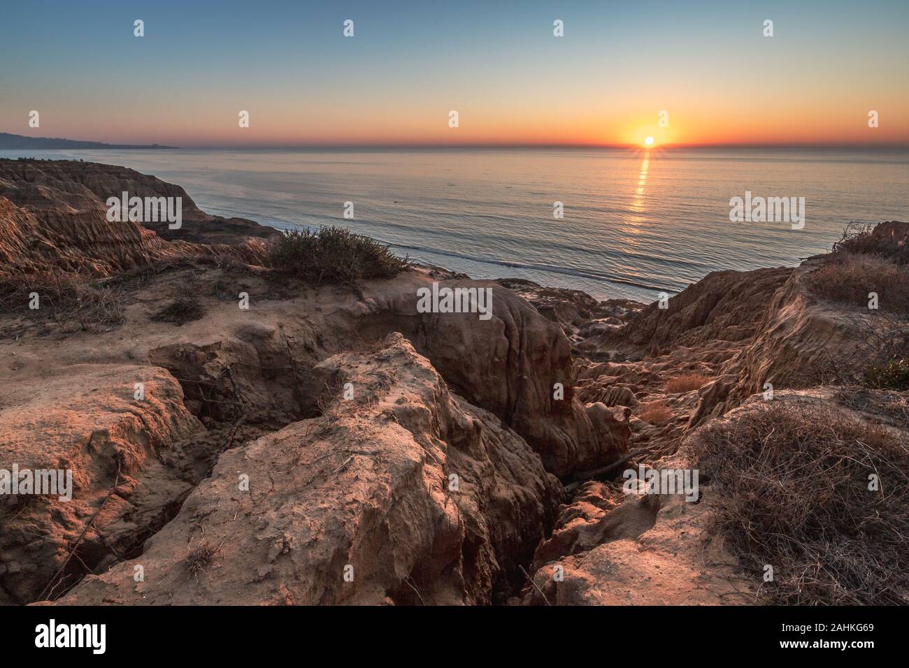 Vue à couper le souffle dans la ligne de falaises de grès robuste de rasoir au coucher du soleil, des membres de la réserve nationale de Torrey Pines, La Jolla, Californie Banque D'Images