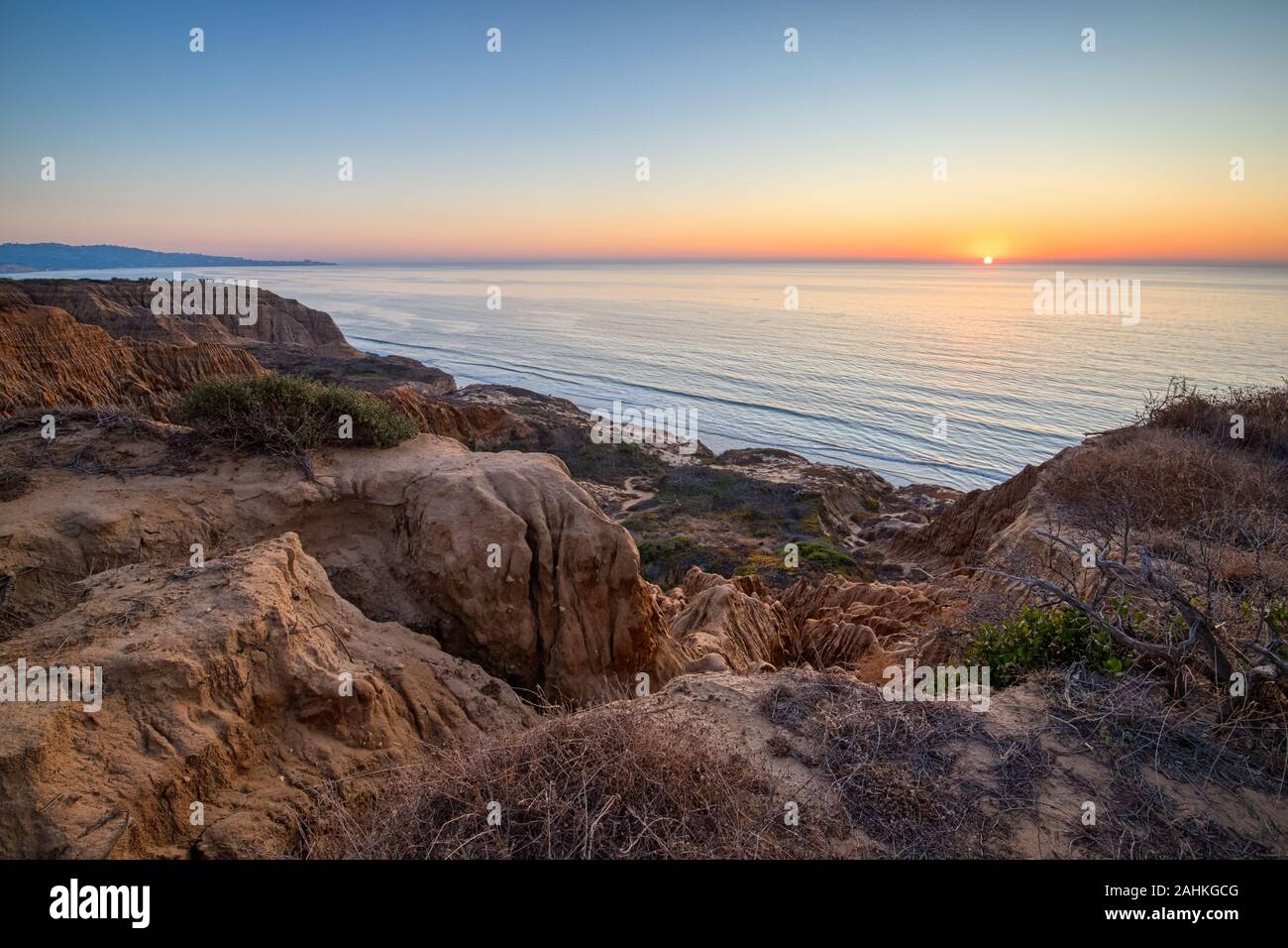 Vue à couper le souffle dans la ligne de falaises de grès robuste de rasoir au coucher du soleil, des membres de la réserve nationale de Torrey Pines, La Jolla, Californie Banque D'Images
