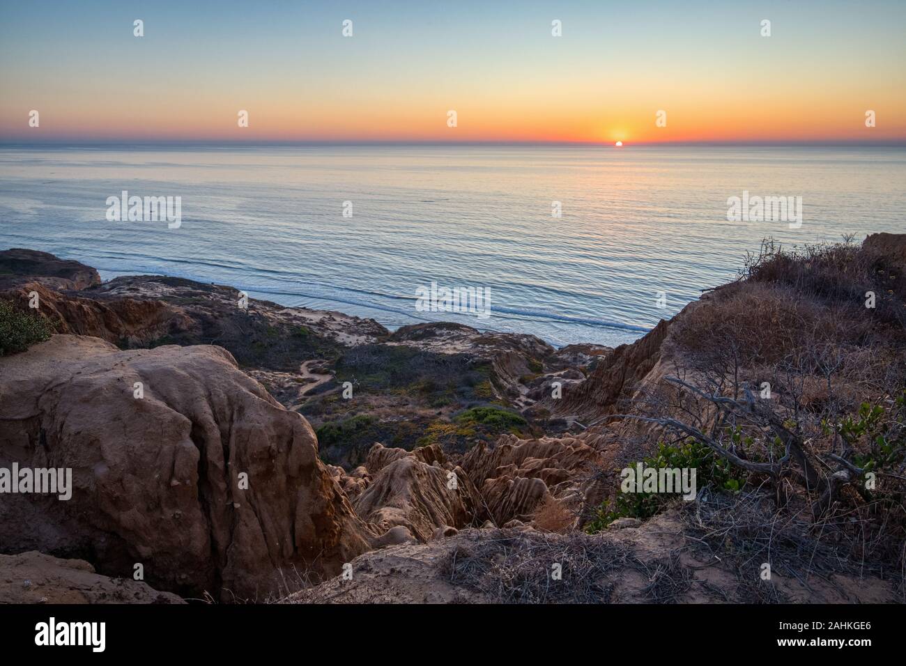 Vue à couper le souffle dans la ligne de falaises de grès robuste de rasoir au coucher du soleil, des membres de la réserve nationale de Torrey Pines, La Jolla, Californie Banque D'Images