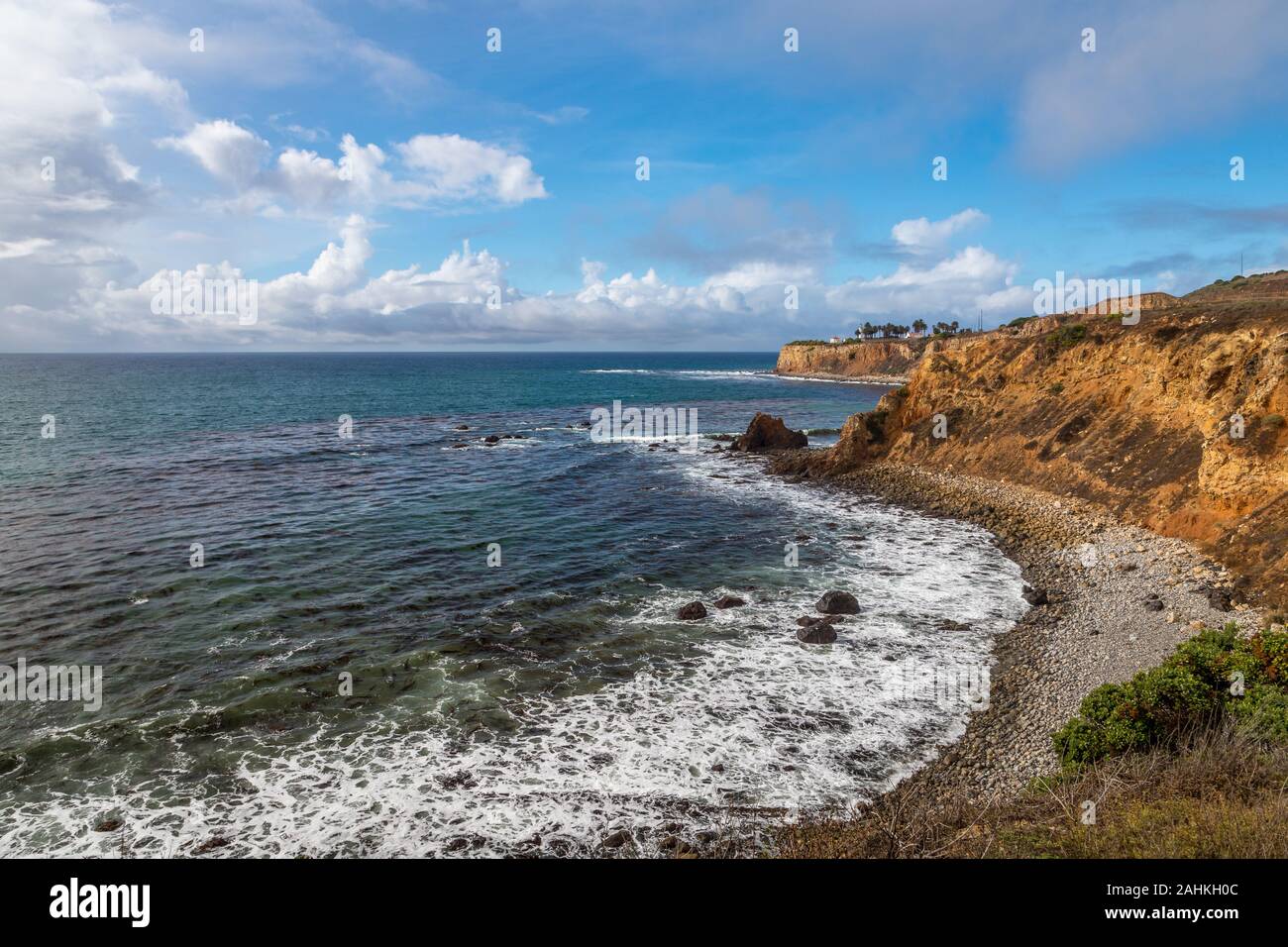 Vue côtière de Pelican Cove avec des vagues se briser sur le rivage rocheux et beau ciel bleu, piste de Terranea, Rancho Palos Verdes, California Banque D'Images