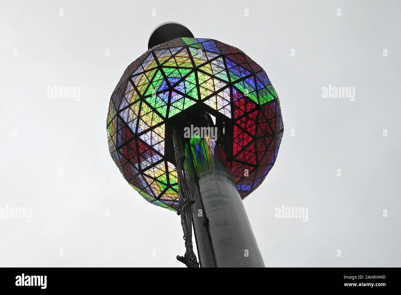 Le Times Square New Year's Eve à 12 pieds de diamètre et pesant 11 875 livres, couverte de 2 688 "Don de bonne volonté" conçu Waterford Crystal Triangles, est testé avant la célébration officielle de Times Square à New York, NY, le 30 décembre 2019. (Anthony Behar/Sipa USA) Banque D'Images