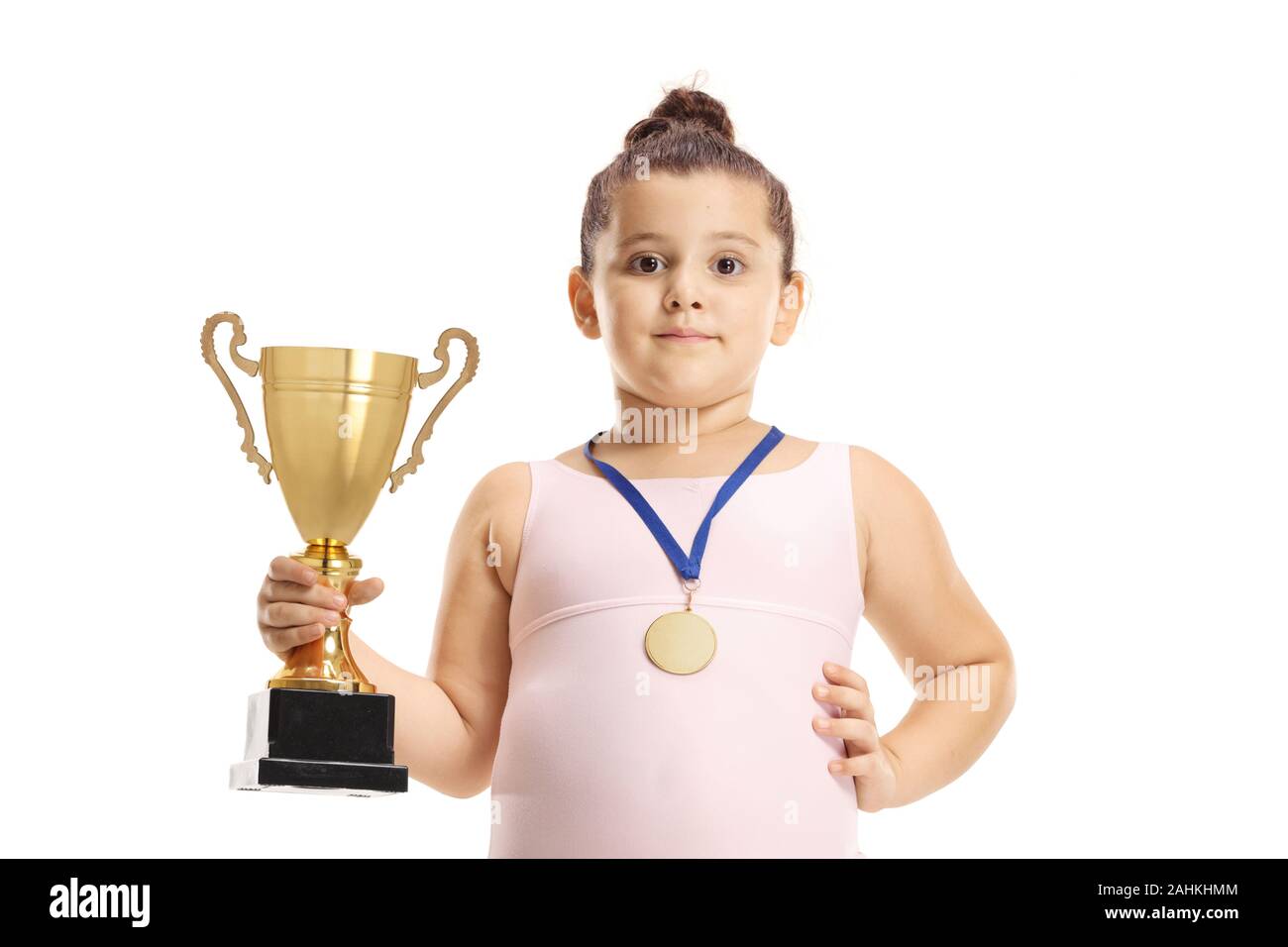 Peu de gymnastique girl holding a cup trophée d'or et une médaille isolé sur fond blanc Banque D'Images