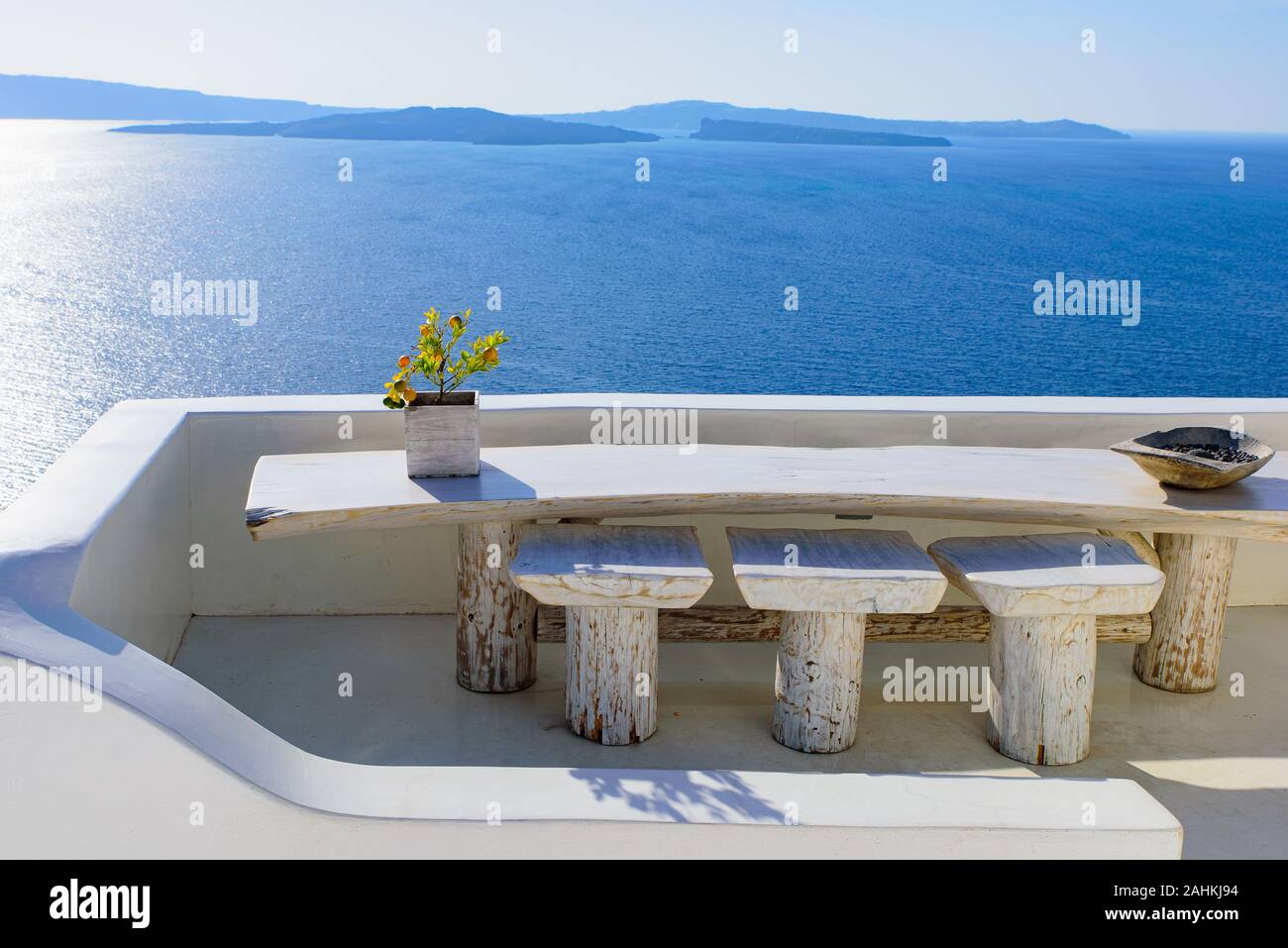 Sièges en plein air face à la mer Egée à Oia, Santorin, Grèce Banque D'Images