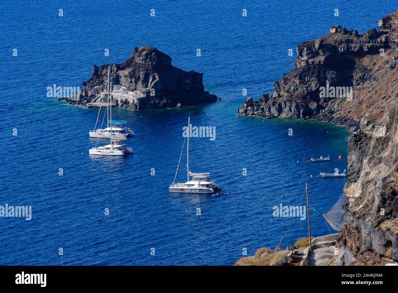 Bateaux autour de la côte de l'île de Santorin, Grèce Banque D'Images