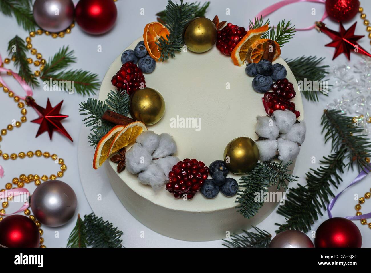Gâteau de Noël sur un fond blanc, gros plan, l'orientation horizontale Banque D'Images