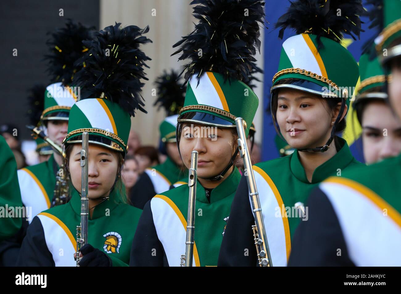 Membres de Glenbrook North High School Spartan Marching Band prendre part au cours de l'aperçu de la 32e Parade du Nouvel An à Londres dans le centre de Londres.Au cours de cette année, la performance sur 1 Janvier 2020 plus de 10 000 artistes prendront part à la World's Greatest Street show spectaculaire, avec l'audience de plus de 500 000 de la rue et de l'audience TV, qui a atteint plus de 300 millions de dollars en 2019. Banque D'Images