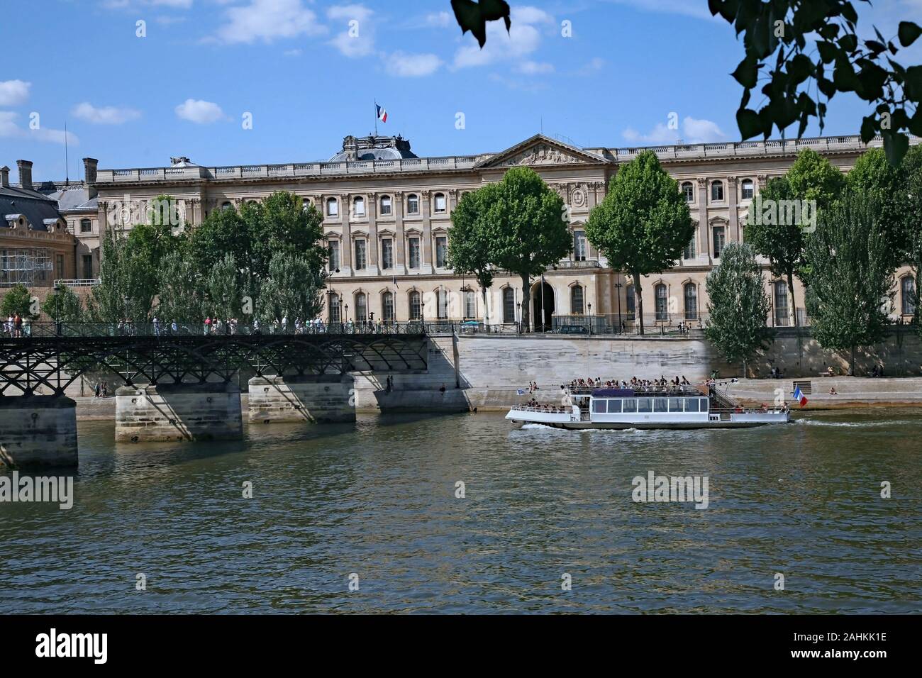 Paris, pont de l'Académie, un passage pour piétons sur la Seine vers le Louvre Banque D'Images