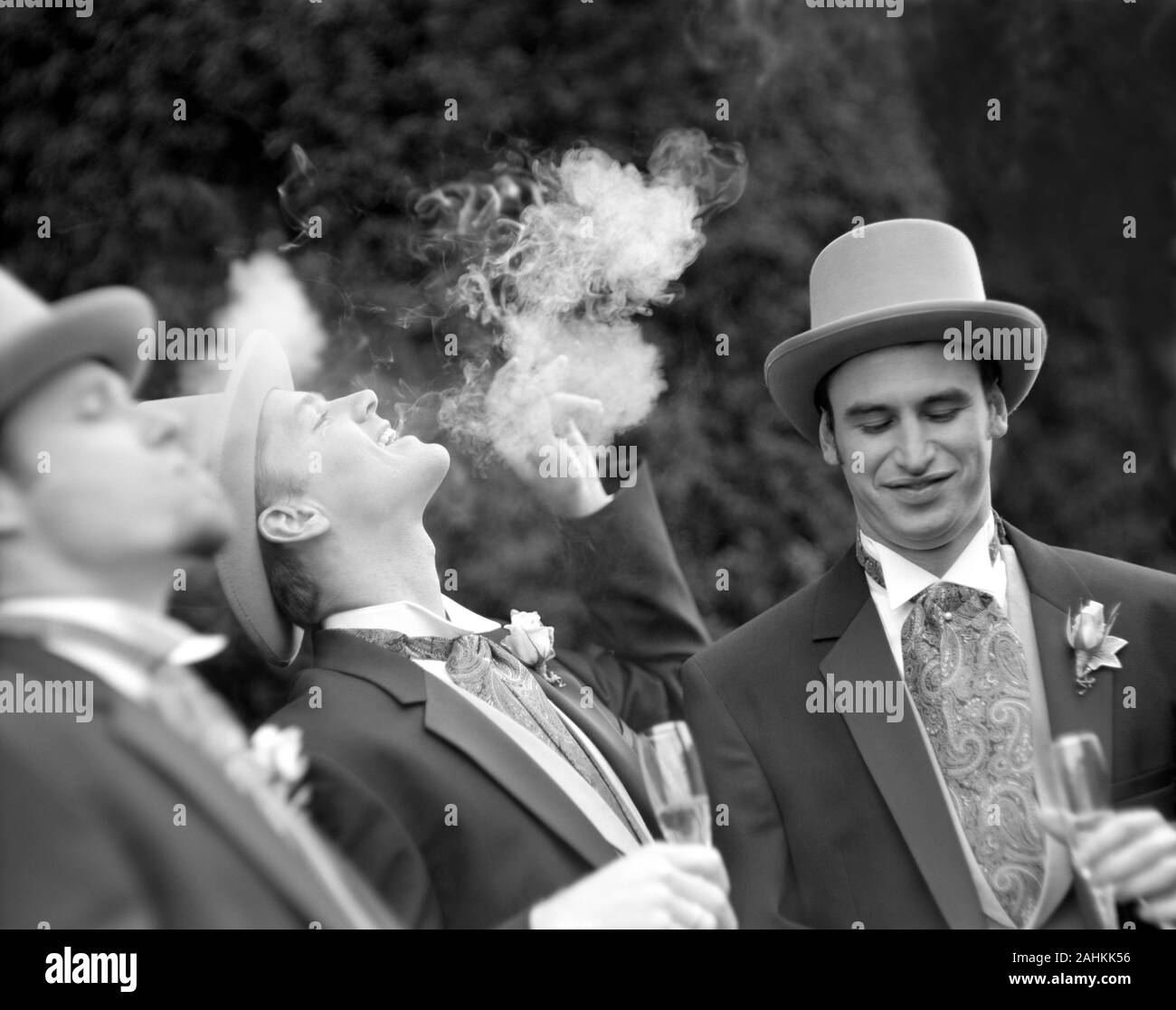 Un groupe de jeunes hommes sont réunis pour une fonction. Banque D'Images
