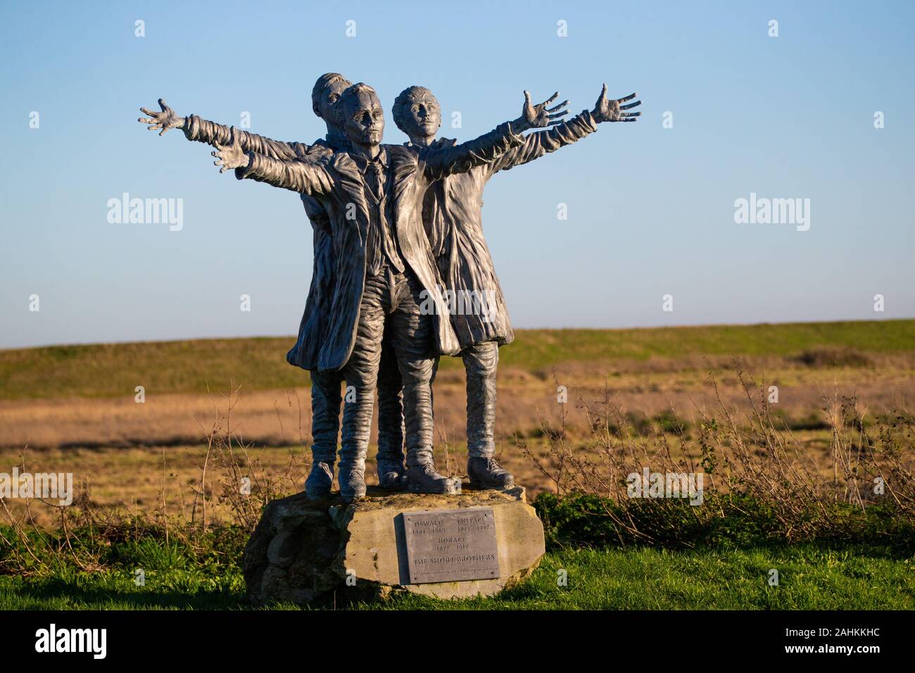 Une statue de la Short Brothers, Oswald, Horace, et Eustace à Leysdown, île de Sheppy. Les frères a construit le premier avion de production au Royaume-Uni. Banque D'Images