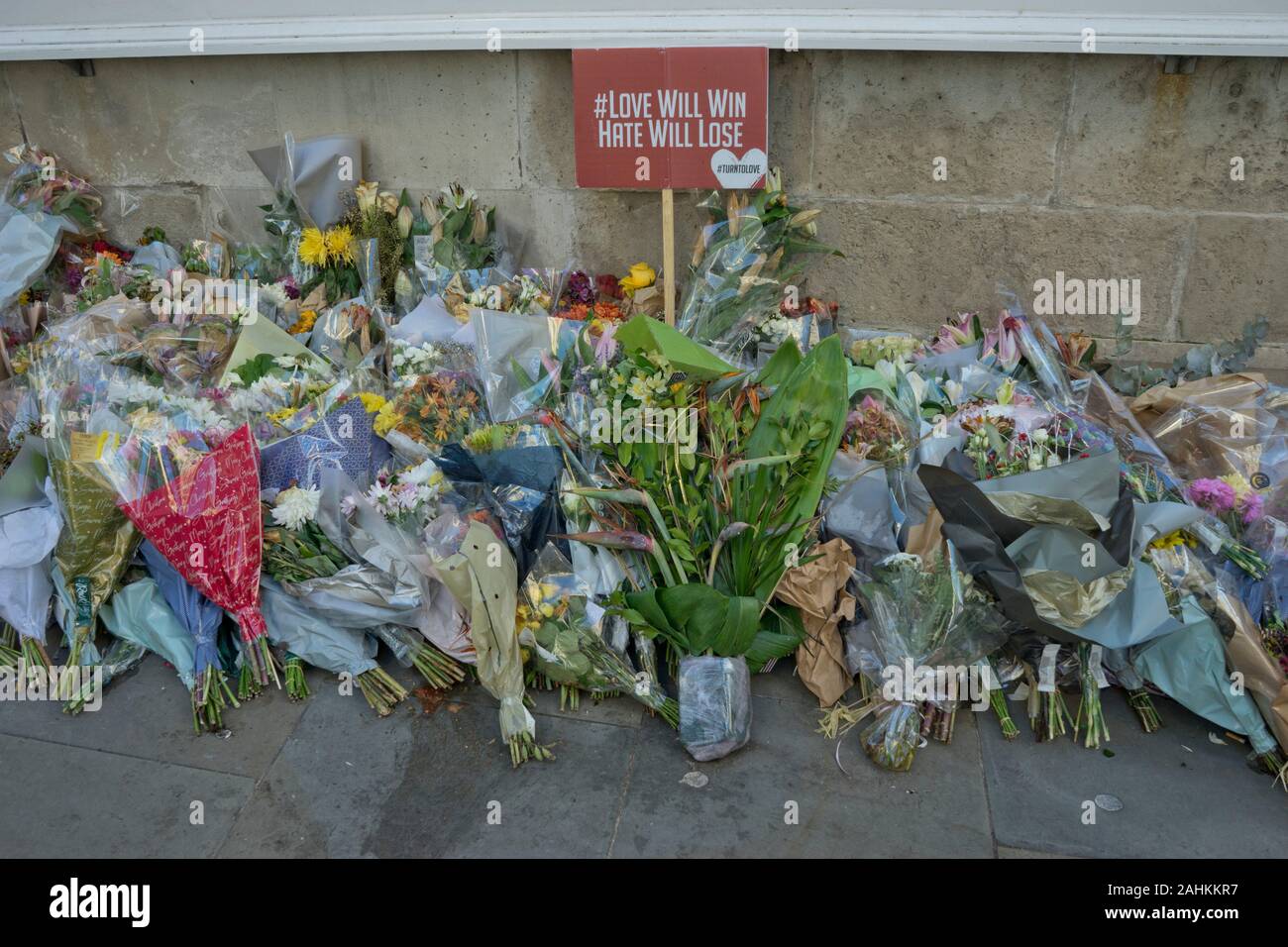 Des fleurs au monument commémoratif en gare pour les victimes de l'attaque terroriste de couteau près de London Bridge en novembre 2019. Londres, Angleterre, Royaume-Uni Banque D'Images