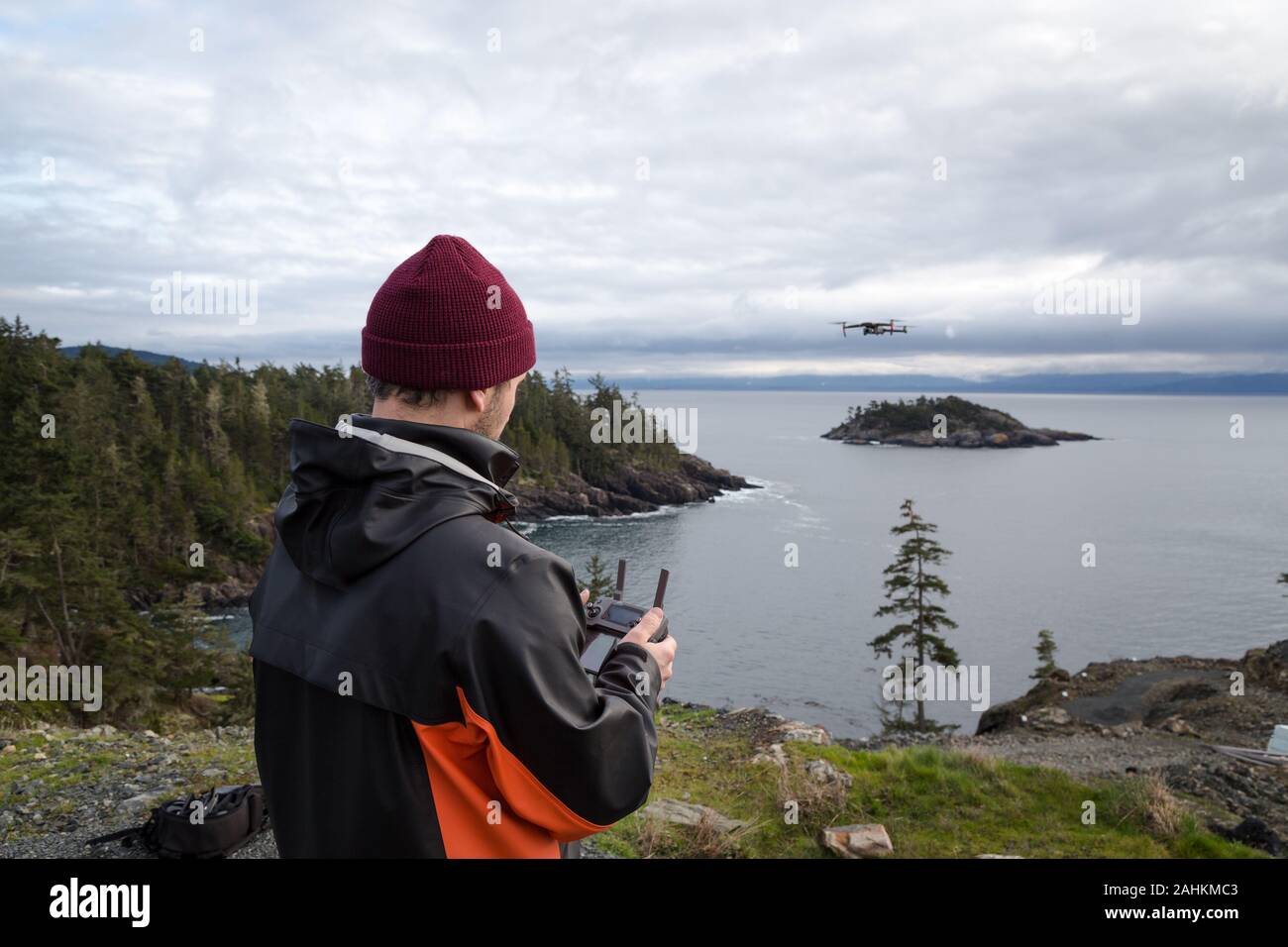 Un pilote de drone professionnel qui vole un drone près de l'océan. Banque D'Images