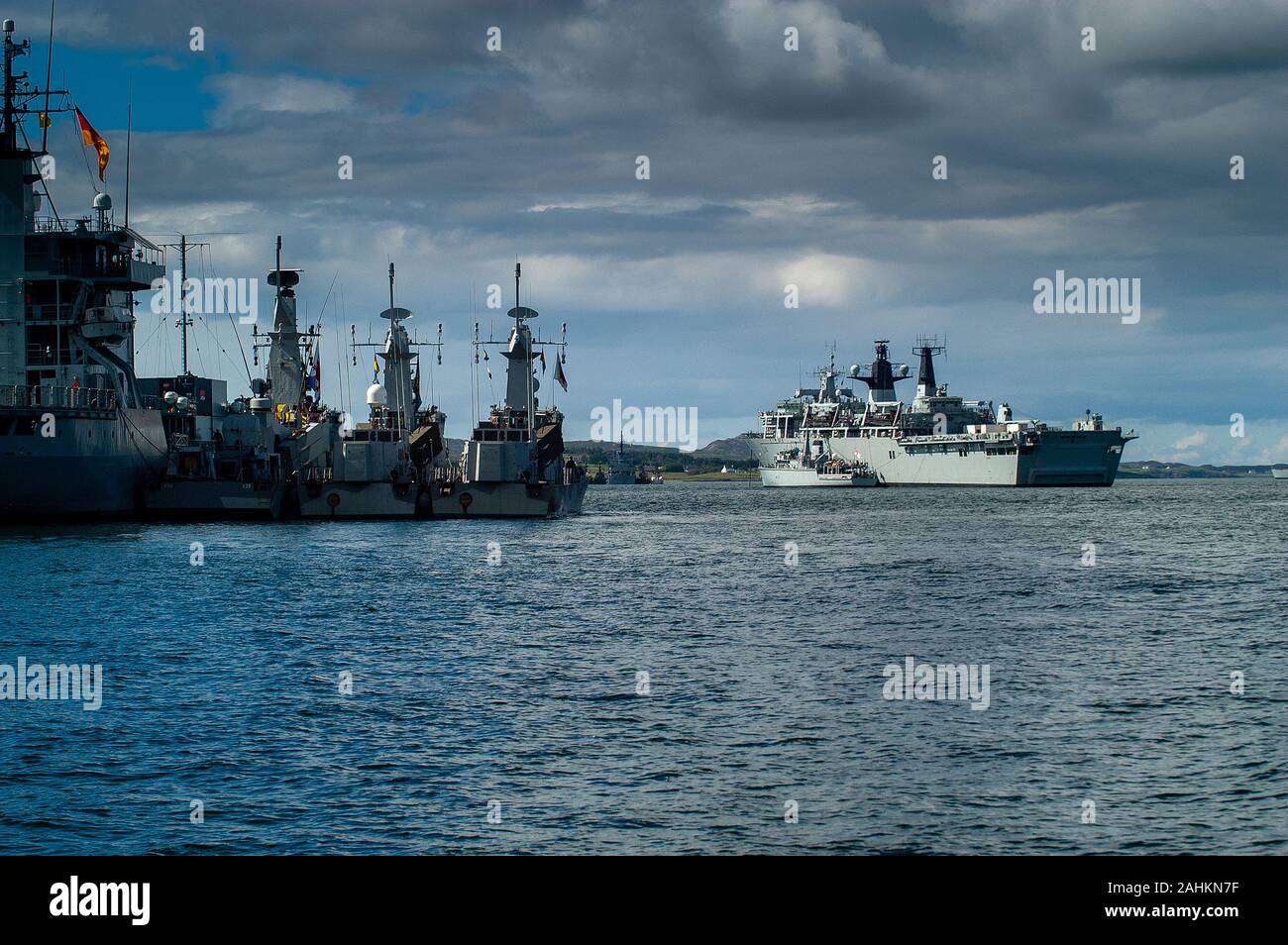 L 'Allemand' Elbe avec les navires suédois HSwMS Kalmar (K23), Stockholm (K11) et Malmö (K12) le Norvégien HNoMS Horten (A530) avec la classe de Hauk torpilleurs flottantes le long et le navire d'assaut amphibie britannique HMS Albion avec le chasseur de mines HMS Middleton à quai à Loch Ewe un loch de mer sur la côte ouest de l'Écosse au cours d'un exercice naval de l'OTAN. Banque D'Images