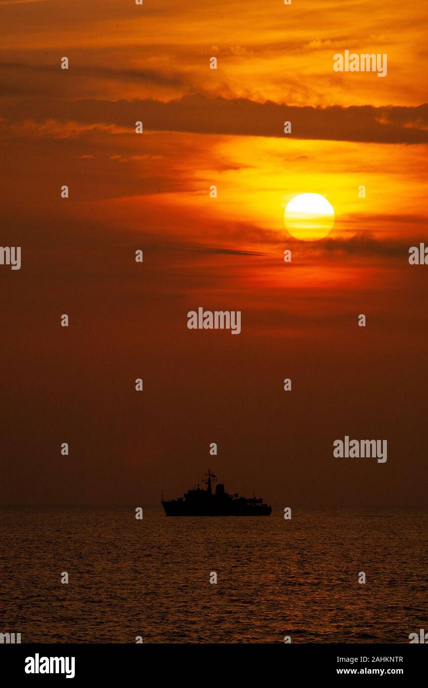 Coucher du soleil de la Méditerranée et du grec, la marine hellénique classe Hunt Kallisto SH Banque D'Images