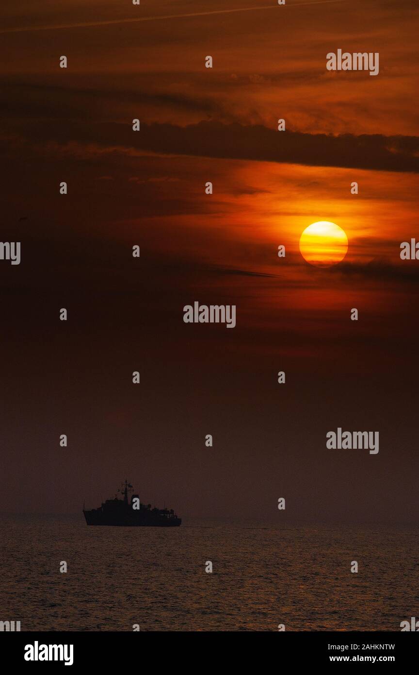 Coucher du soleil de la Méditerranée et du grec, la marine hellénique classe Hunt Kallisto SH Banque D'Images