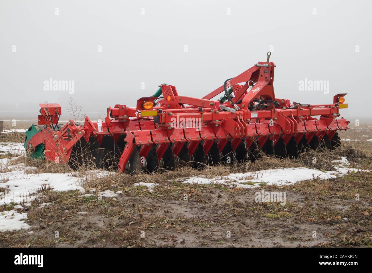 Tout nouvel équipement pour l'agriculture à l'extérieur sur le terrain, pendant les mois d'hiver. Banque D'Images