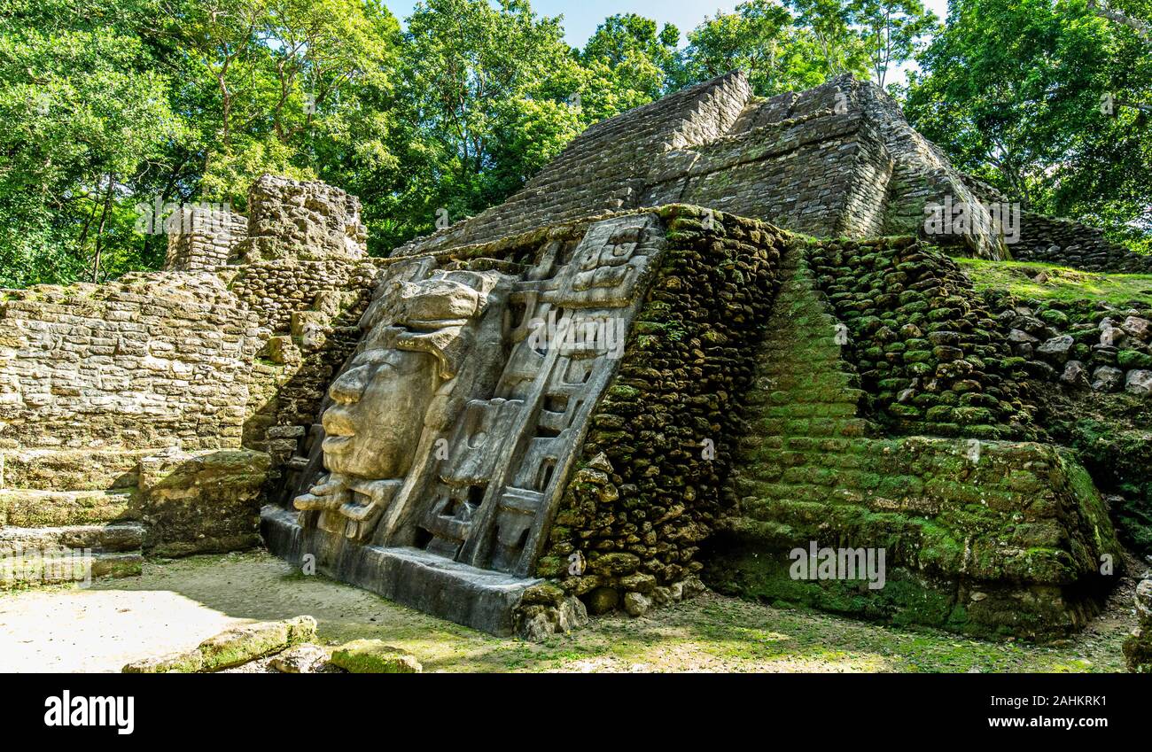 Réserve archéologique Lamanai au Belize mayan Temple mât jungle Banque D'Images