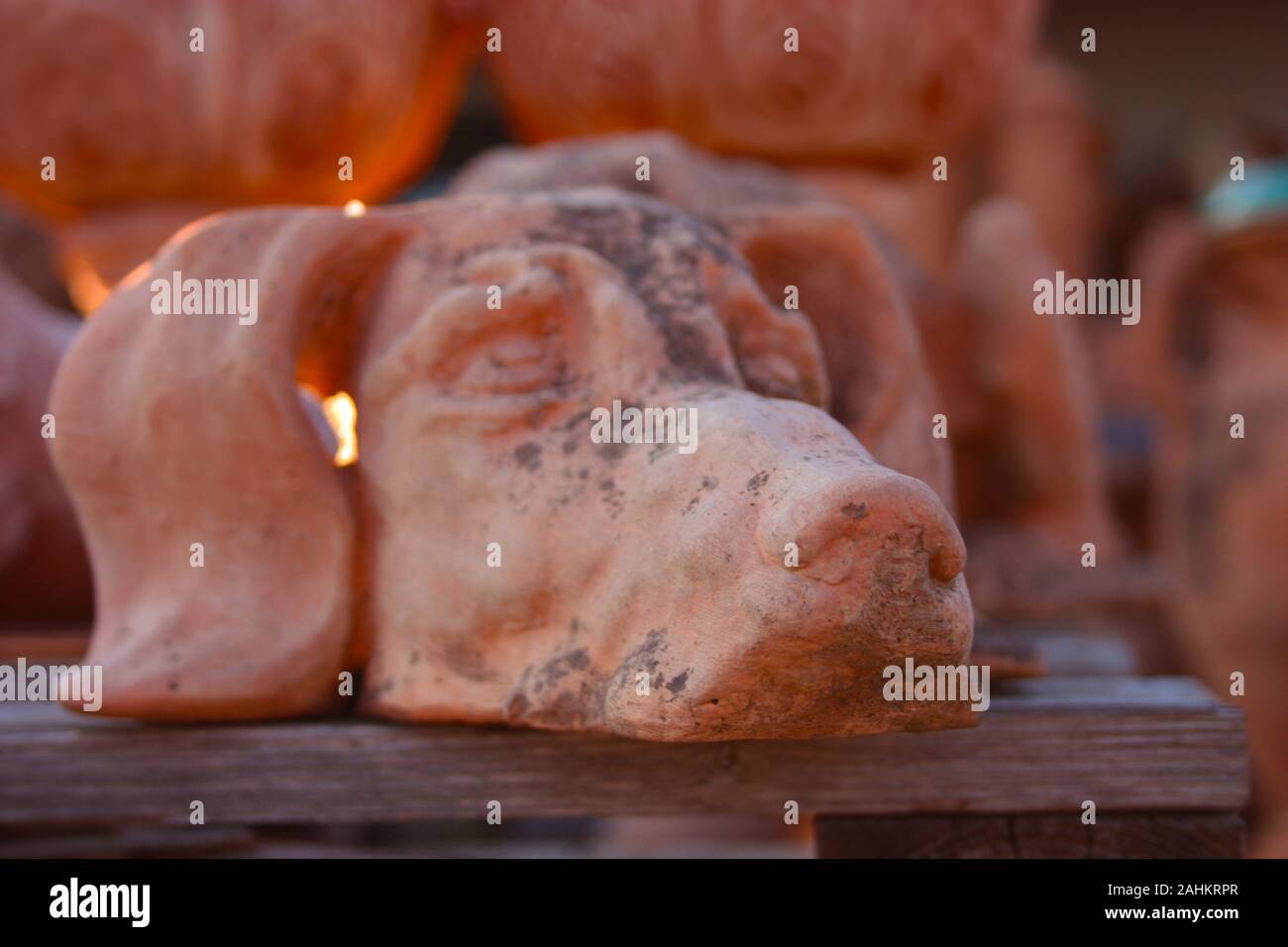 Pup handmade orange et brun terracotta représentation d'un chien ou le Braque hongrois bracco chiot ou un meilleur ami de l'homme aux cheveux courts et long e Banque D'Images