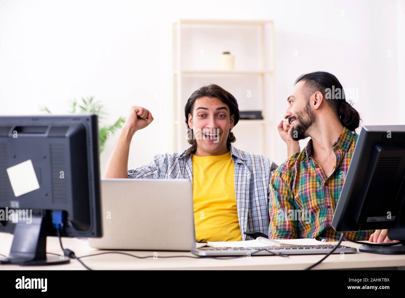 Les deux spécialistes de l'informatique travaillant dans le bureau Banque D'Images