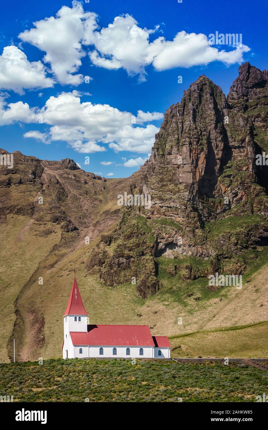 L'église au toit rouge près de Vik Vik, le sud de l'Islande, l'Europe. Banque D'Images