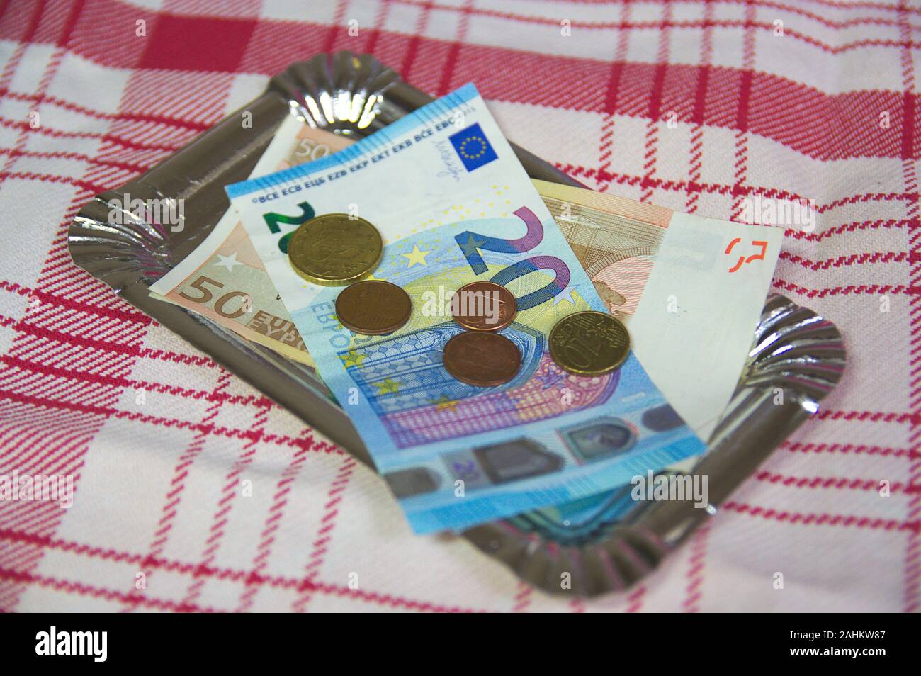 Plateau avec paiement pour un verre dans un bar ou restaurant Banque D'Images