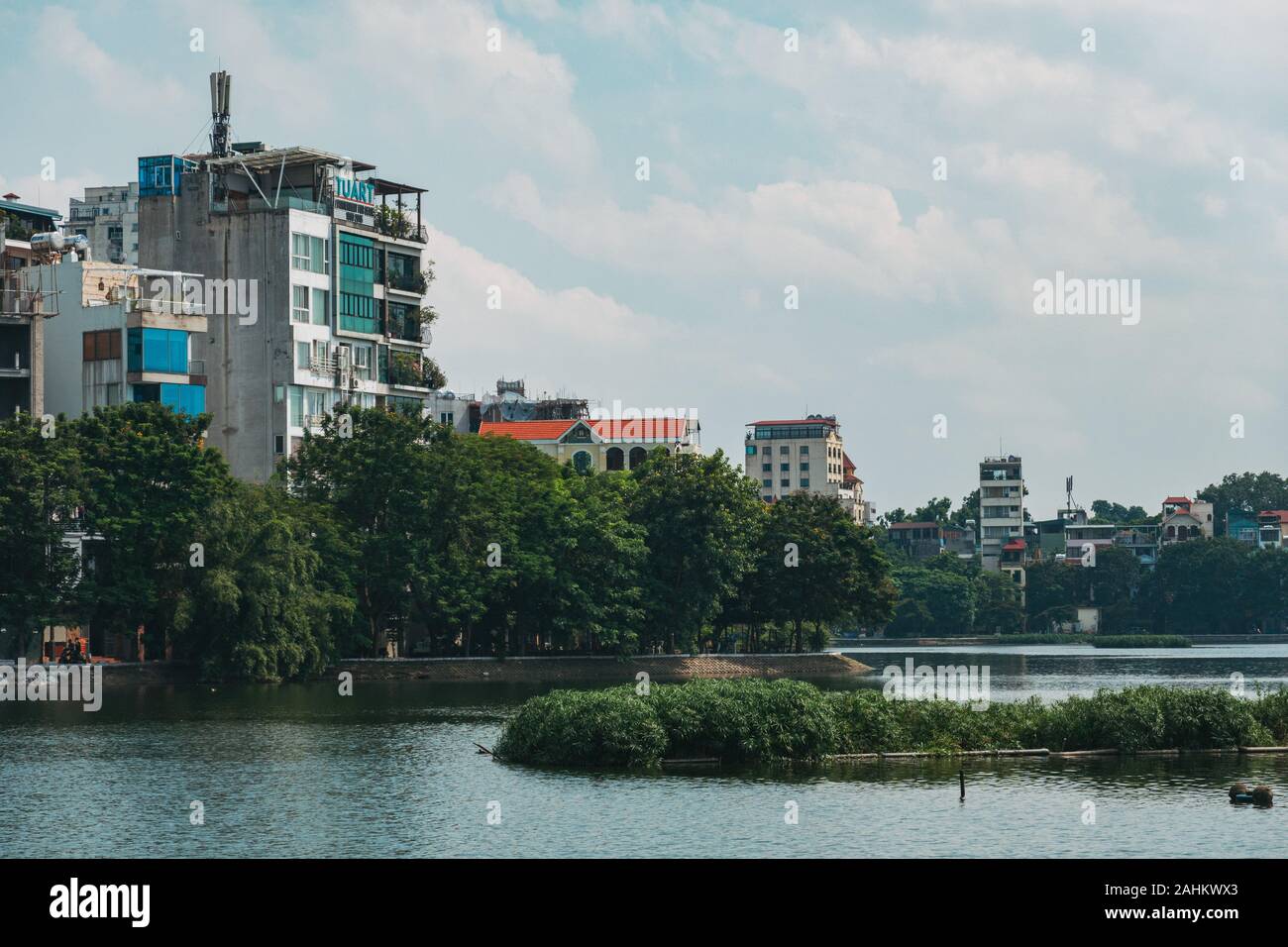 Un bloc d'appartement sur la rive du lac Tây Hồ, Hanoi, Vietnam Banque D'Images