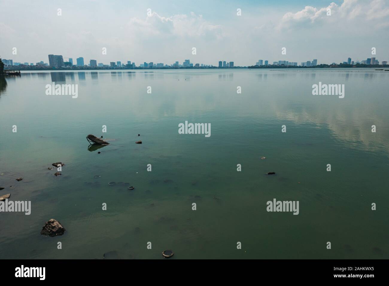 Bâtiments résidentiels haut de gamme visible au lac Tây Hồ à Hanoi, Vietnam Banque D'Images