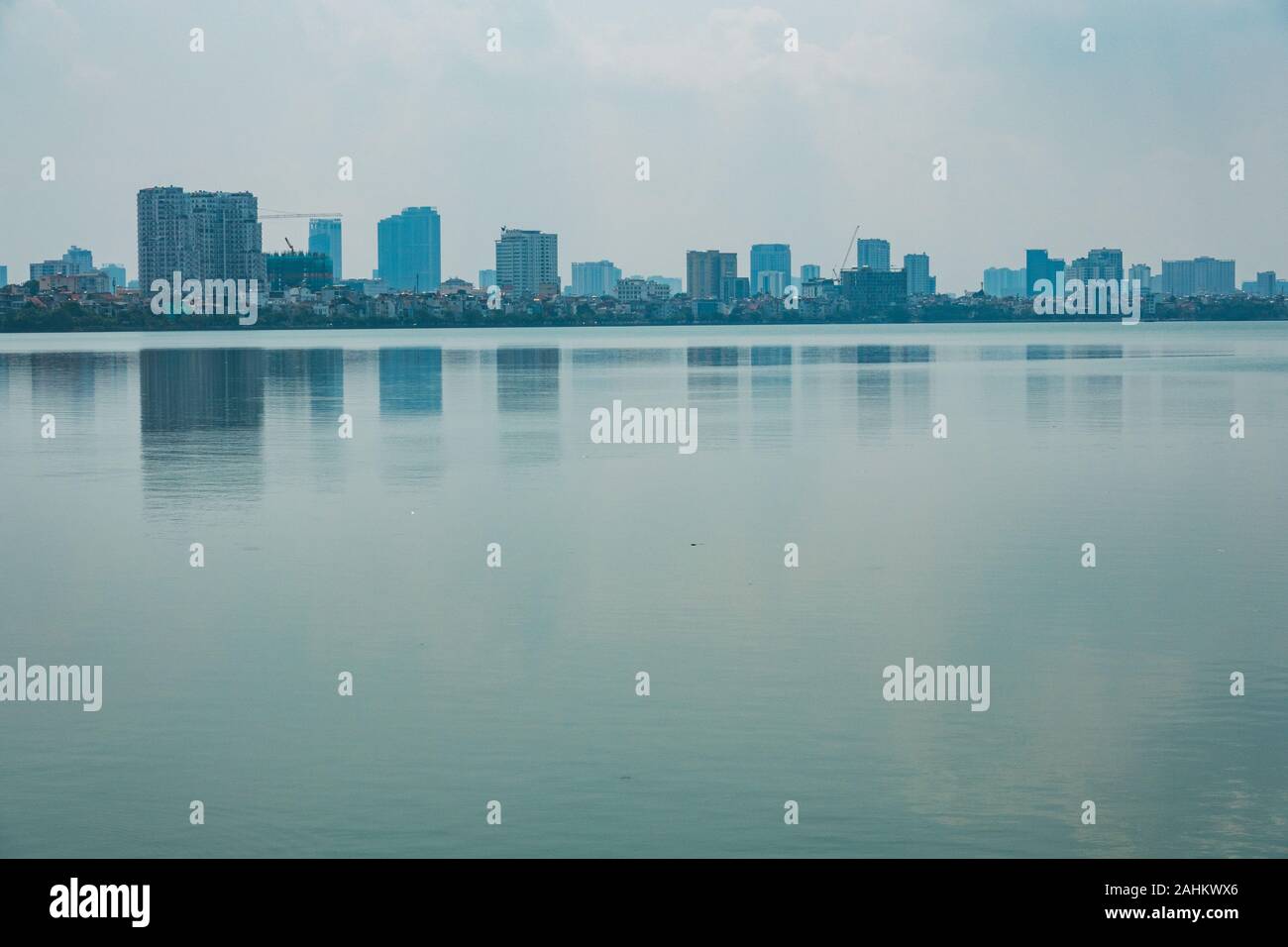 Bâtiments résidentiels haut de gamme visible au lac Tây Hồ à Hanoi, Vietnam Banque D'Images