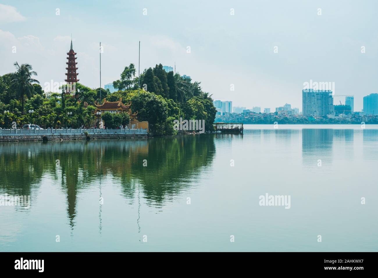 La Pagode Tran Cuoc provient plus de Hồ Tây Lake à Hanoi, Vietnam Banque D'Images