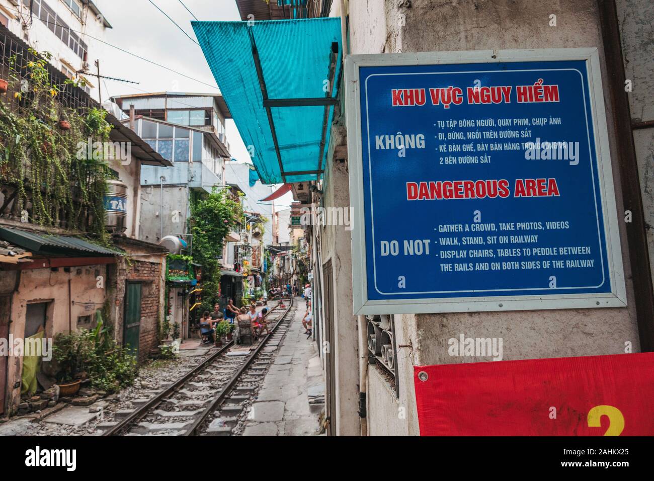 Un panneau d'avertissement en vietnamien et en anglais au début de la célèbre rue de train, ONG 224 Le Duan, dans le Vieux Quartier Banque D'Images