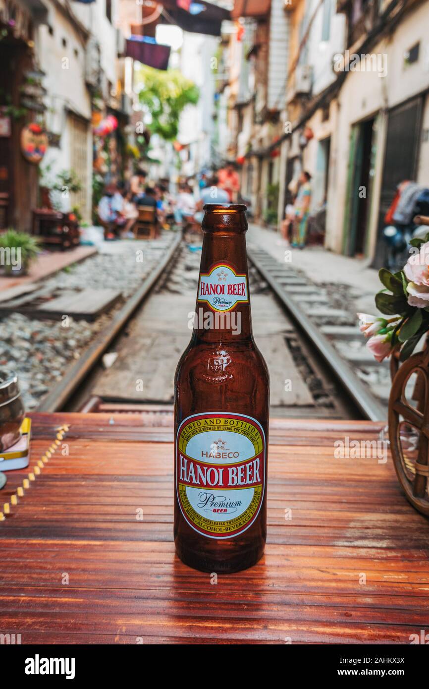 Une bouteille de bière de Hanoi sur une table au milieu de la voie ferrée à l'extérieur d'un café dans le fameux train Hanoi Street, ONG 224 Le Duan, dans le Vieux Quartier Banque D'Images