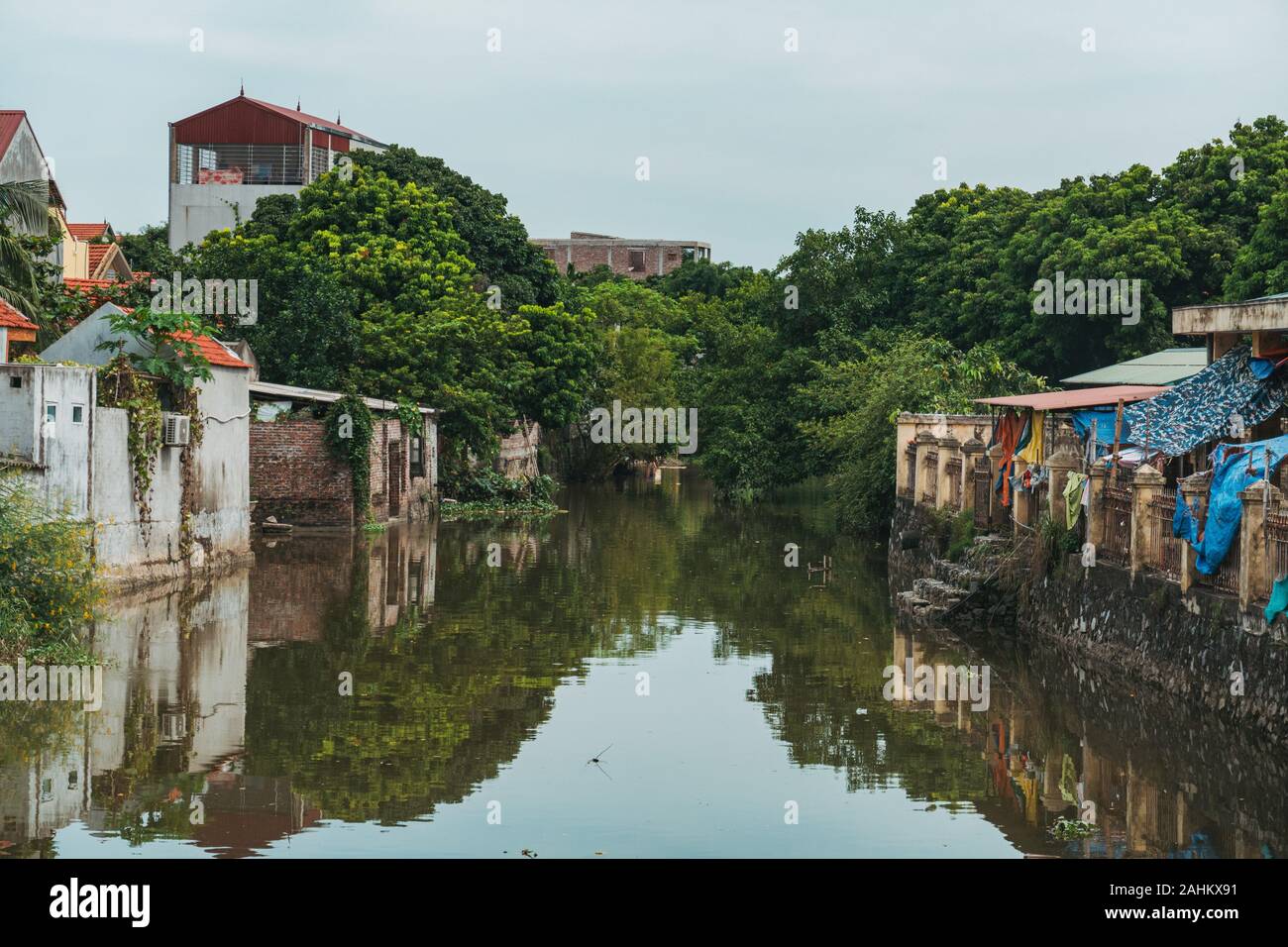 Les eaux calmes sur une journée ensoleillée à Ninh Binh, Vietnam Banque D'Images