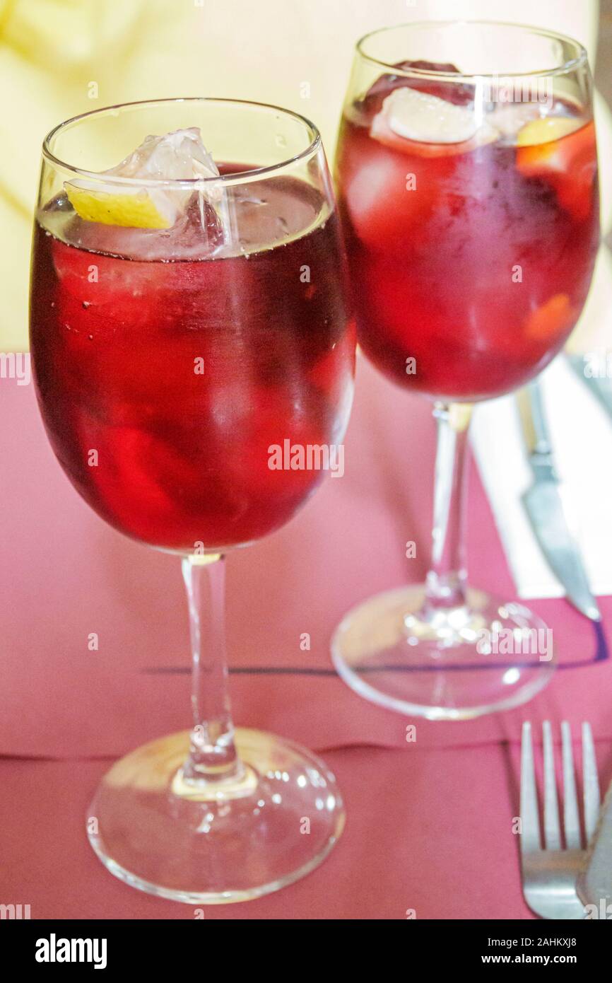 Tarragone Espagne Catalogne hispanique partie Alta, quartier historique, Carrer de la Merceria, Raco d'en Mario, restaurant, intérieur, verres à vin, sang rouge Banque D'Images