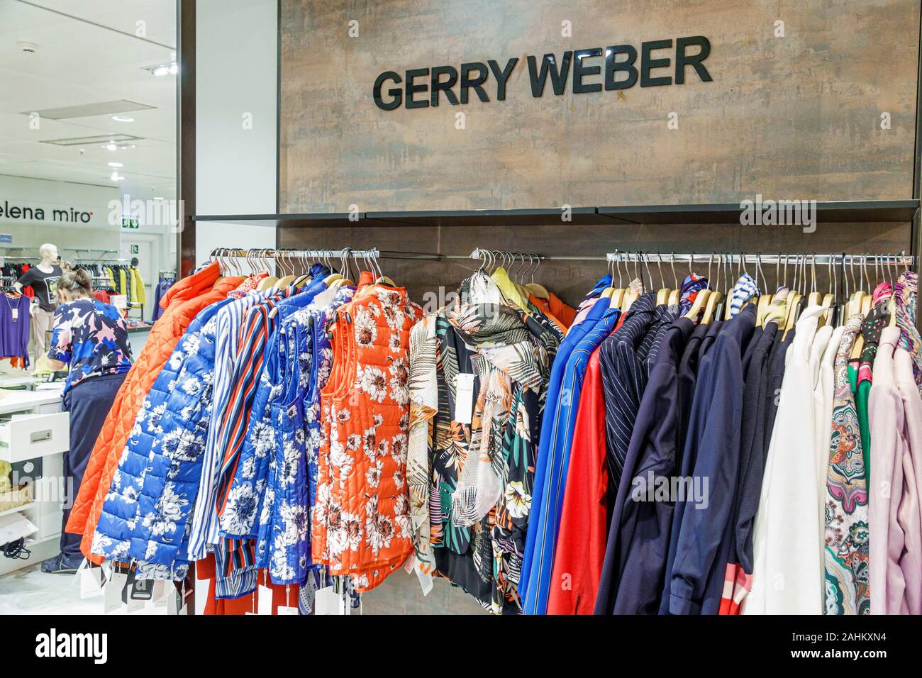 Tarragone Espagne hispanique Catalogne El Corte Inglés,grand  magasin,intérieur,shopping,vêtements pour femmes,Gerry Weber,marque de mode  allemande,exposition Photo Stock - Alamy