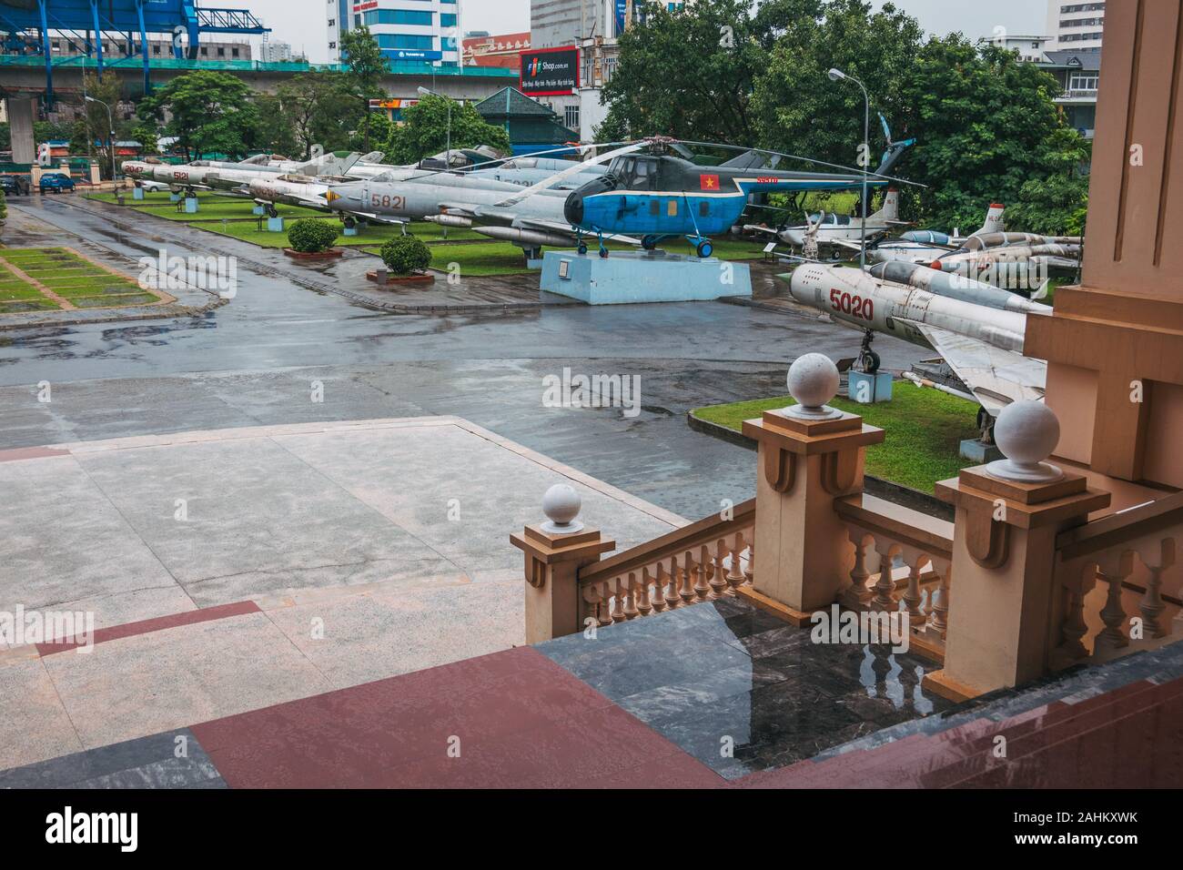 La vue depuis l'entrée de l'édifice du Musée de l'air. Divers aéronefs, les armes et l'équipement utilisé par les Vietnamiens durant la guerre du Vietnam Banque D'Images