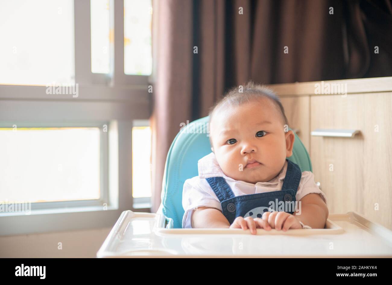 L Anorexie Baby Boy S Asseoir Sur L Alimentation Chaise Avec Expression De Degout Contre Legumes Refusant Food Concept Photo Stock Alamy