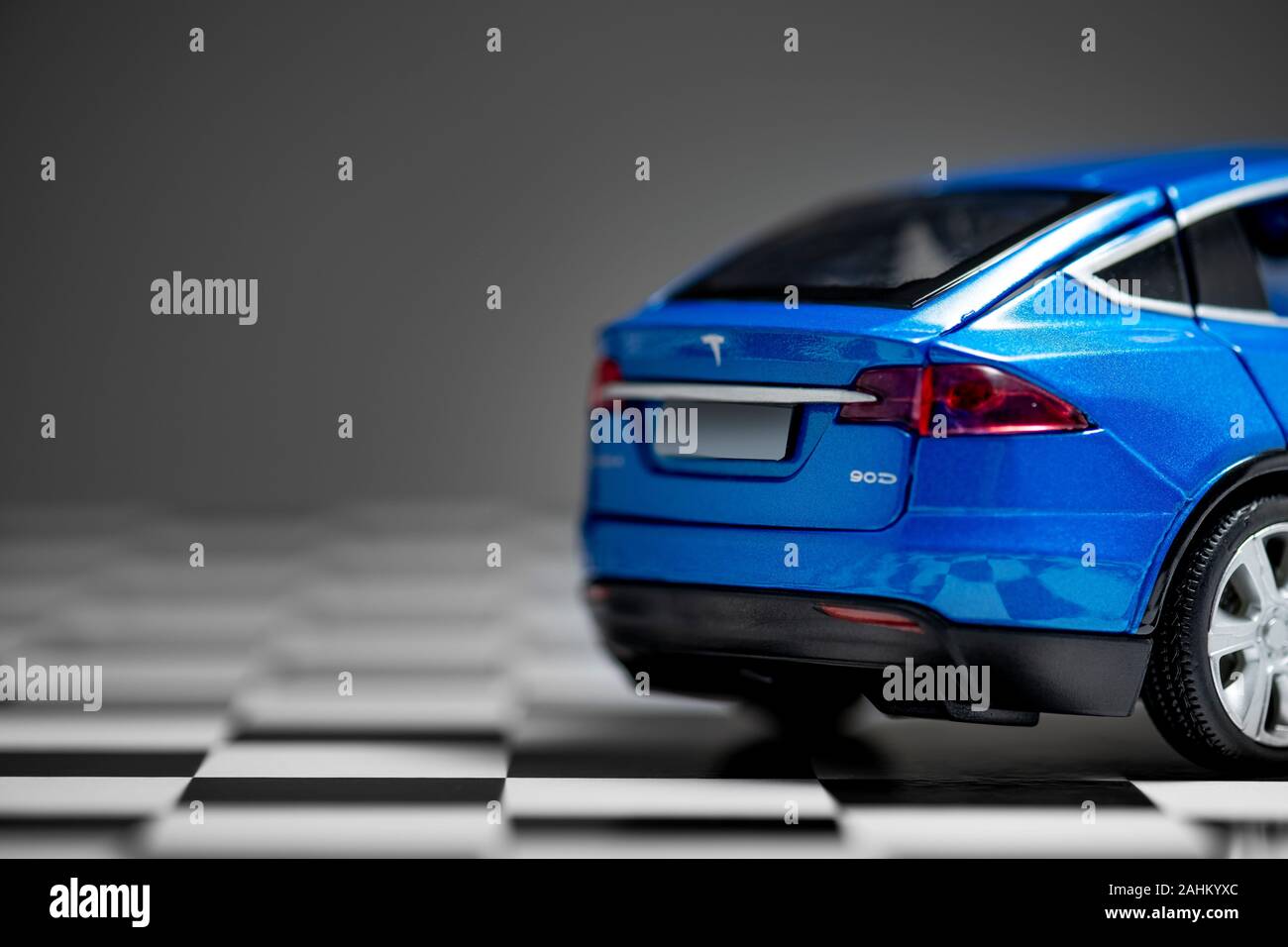 Vue latérale d'une Tesla Model x 90D bleu modèle de voiture jouet sur un  chèque — Photo éditoriale © casarda #328985834