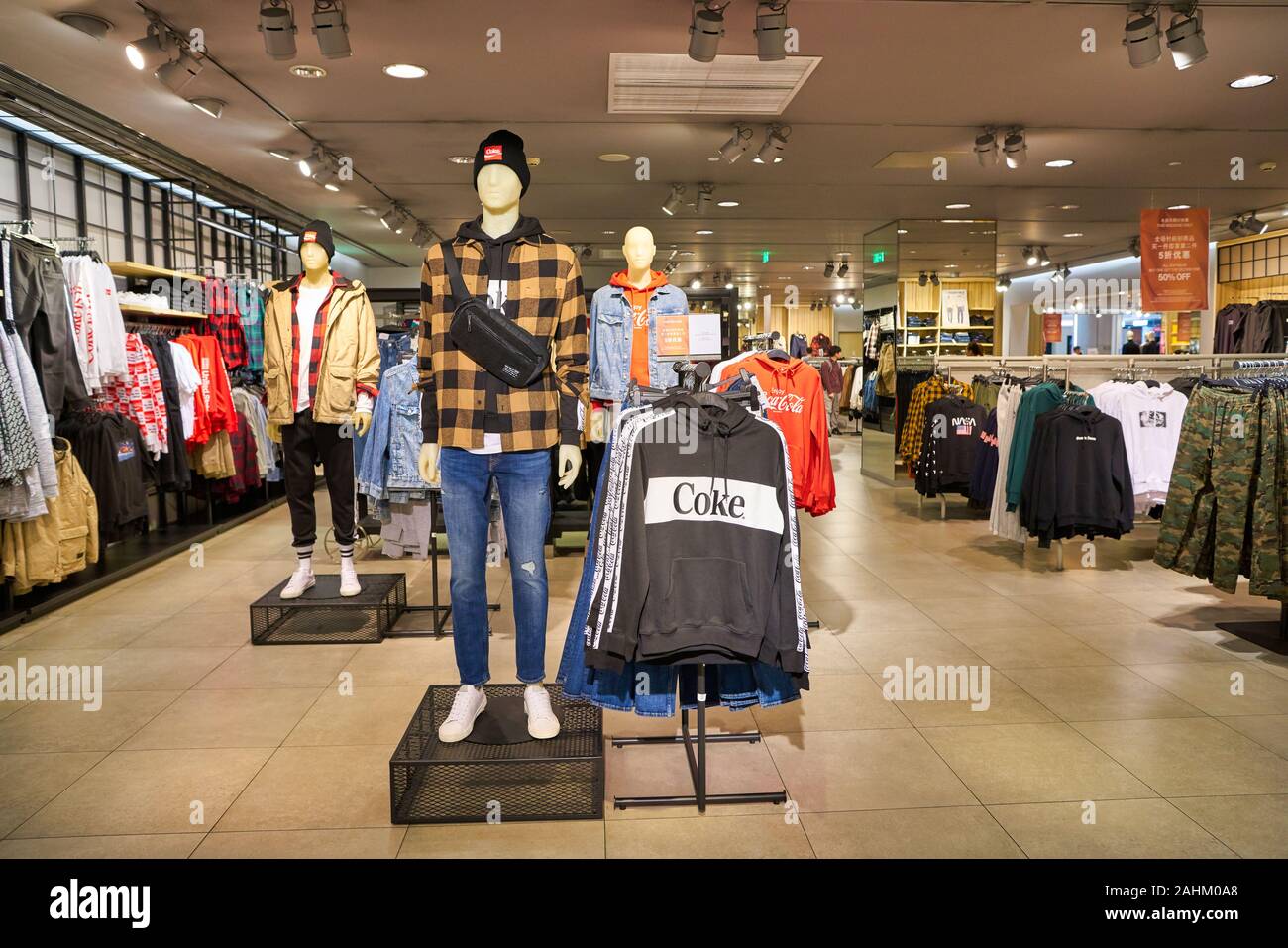 H and m clearance plaza