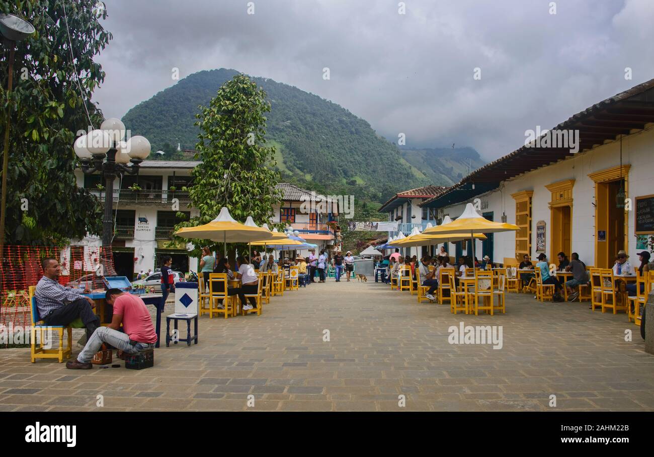 Bénéficiant d'un café dans la place principale de jardin coloré, d'Antioquia, Colombie Banque D'Images