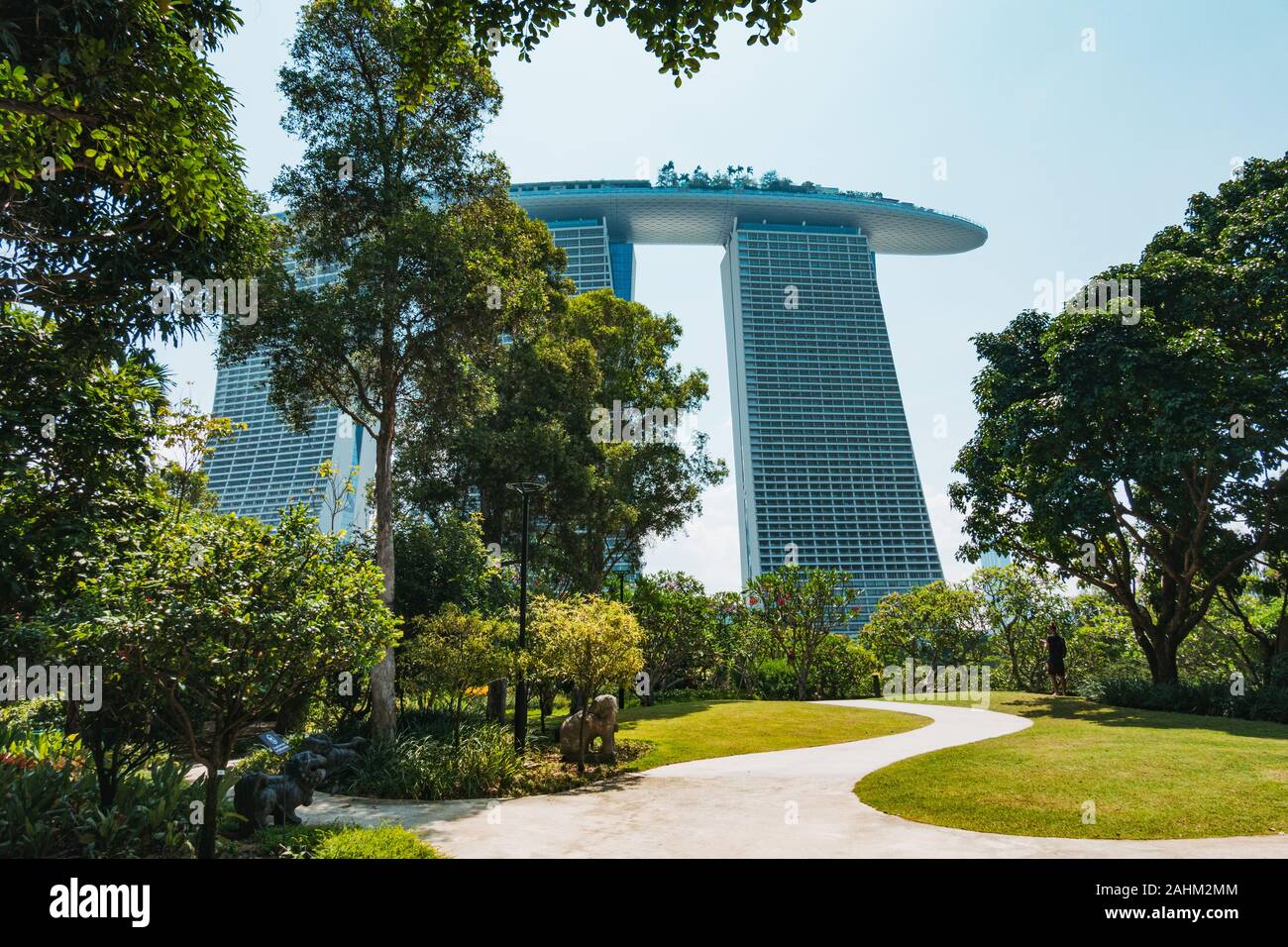 L'emblématique Marina Bay Sands se profile derrière la verdure sous le soleil d'après-midi dans les jardins de la baie, à Singapour Banque D'Images