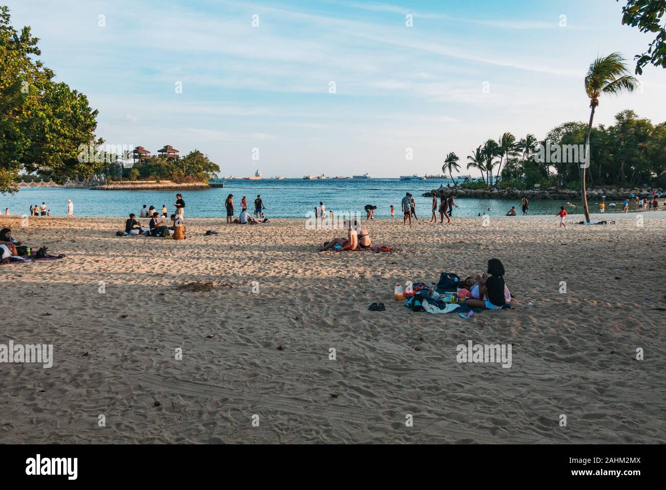 Amateurs de vous détendre le soir à Palawan Beach à l'homme, l'île de Sentosa, Singapour Banque D'Images