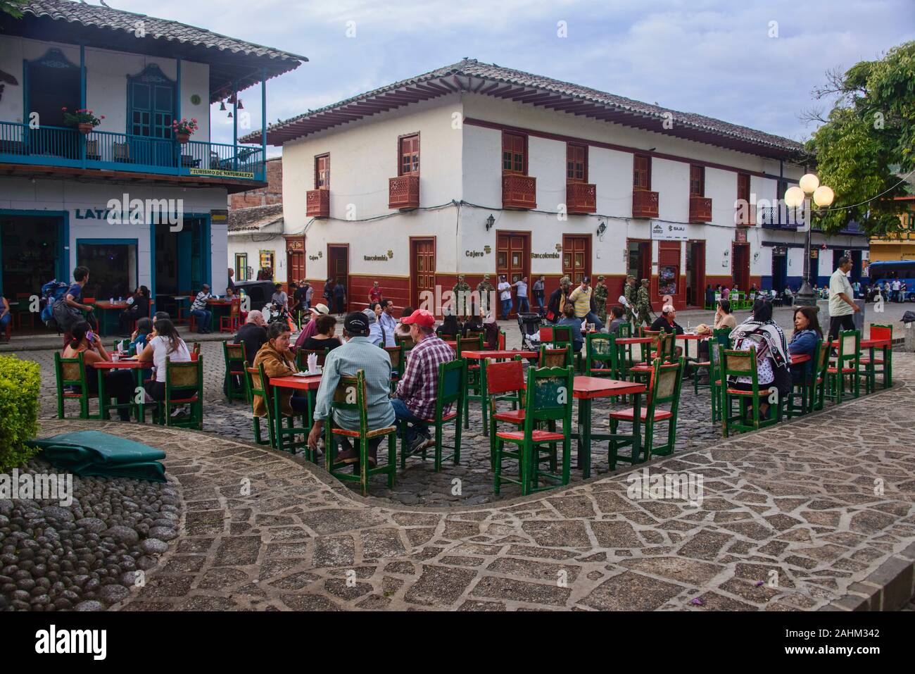 Bénéficiant d'un café dans la place principale de jardin coloré, d'Antioquia, Colombie Banque D'Images